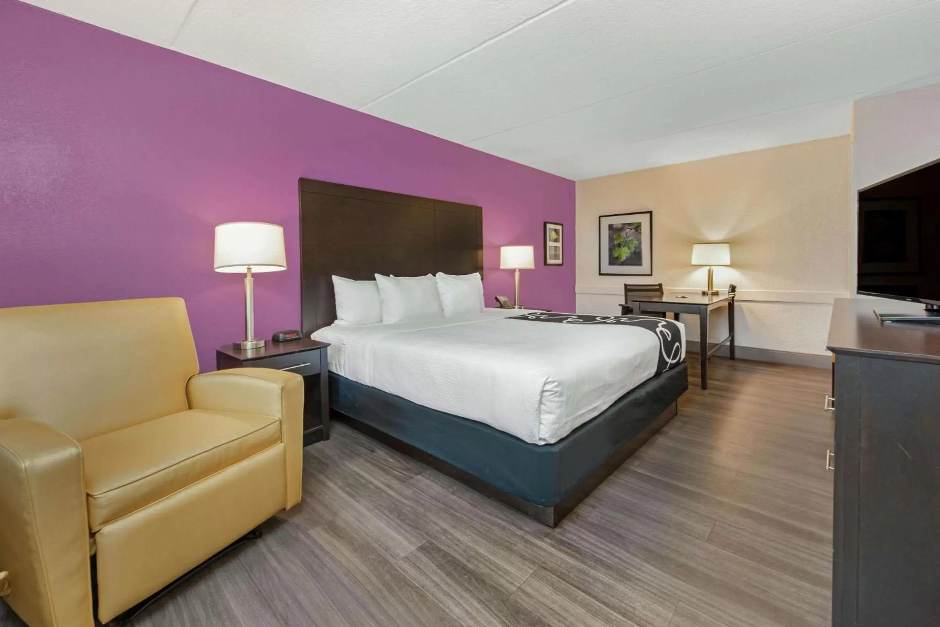 Photo of the whole room, Bed in La Quinta Inn by Wyndham Miami Airport North