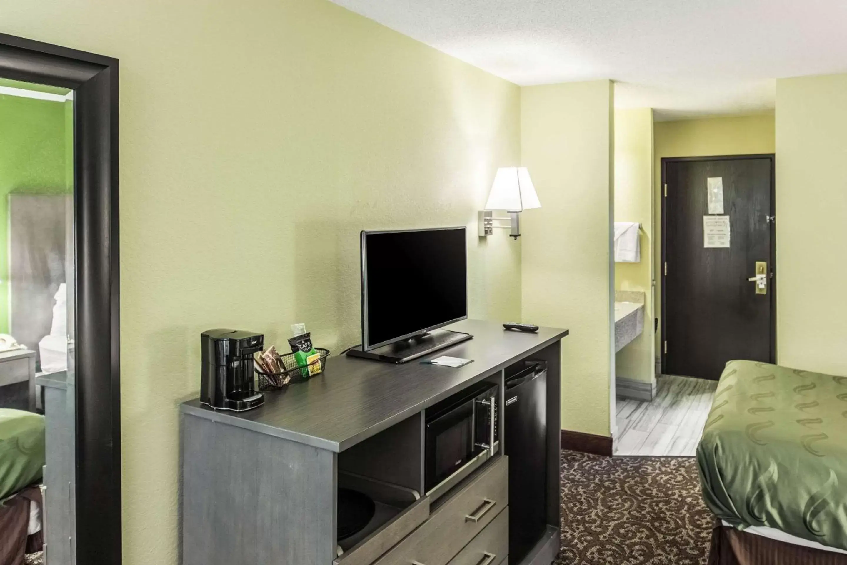 Bedroom, TV/Entertainment Center in Quality Inn Decatur near US-224