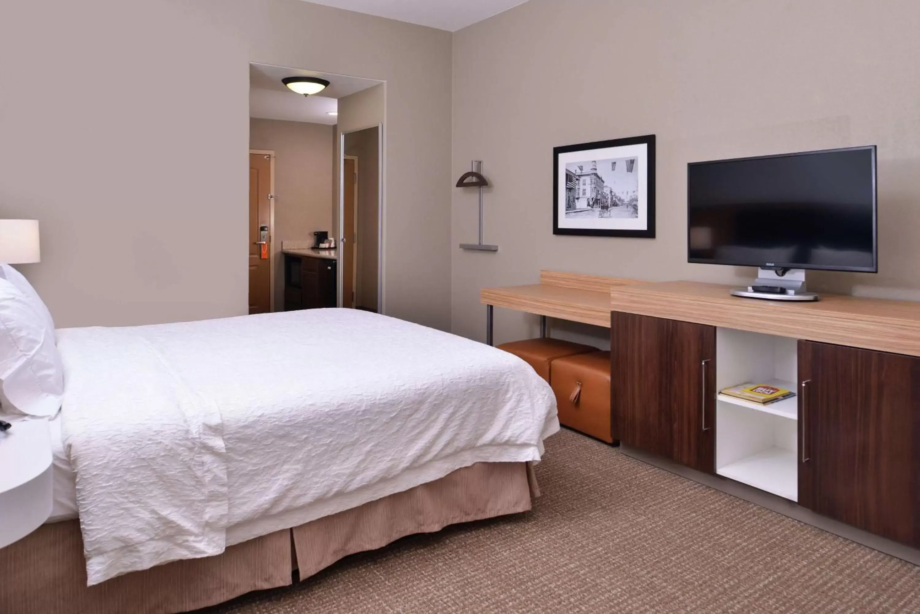 Bedroom, TV/Entertainment Center in Hampton Inn & Suites Woodland-Sacramento Area