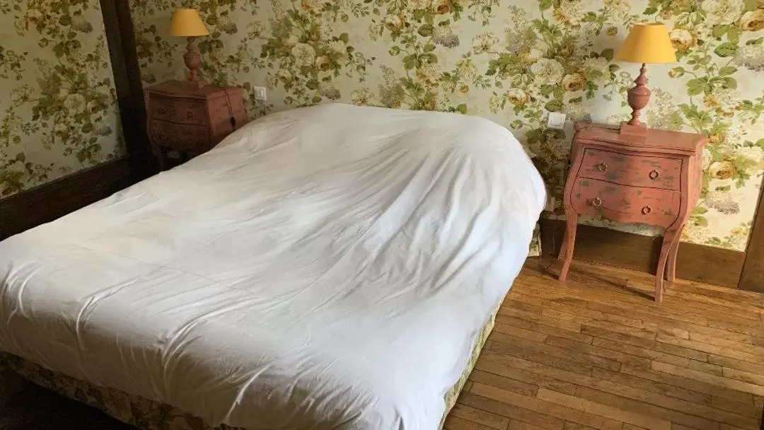 Bed in Chambres d'Hôtes Manoir de Beaumarchais