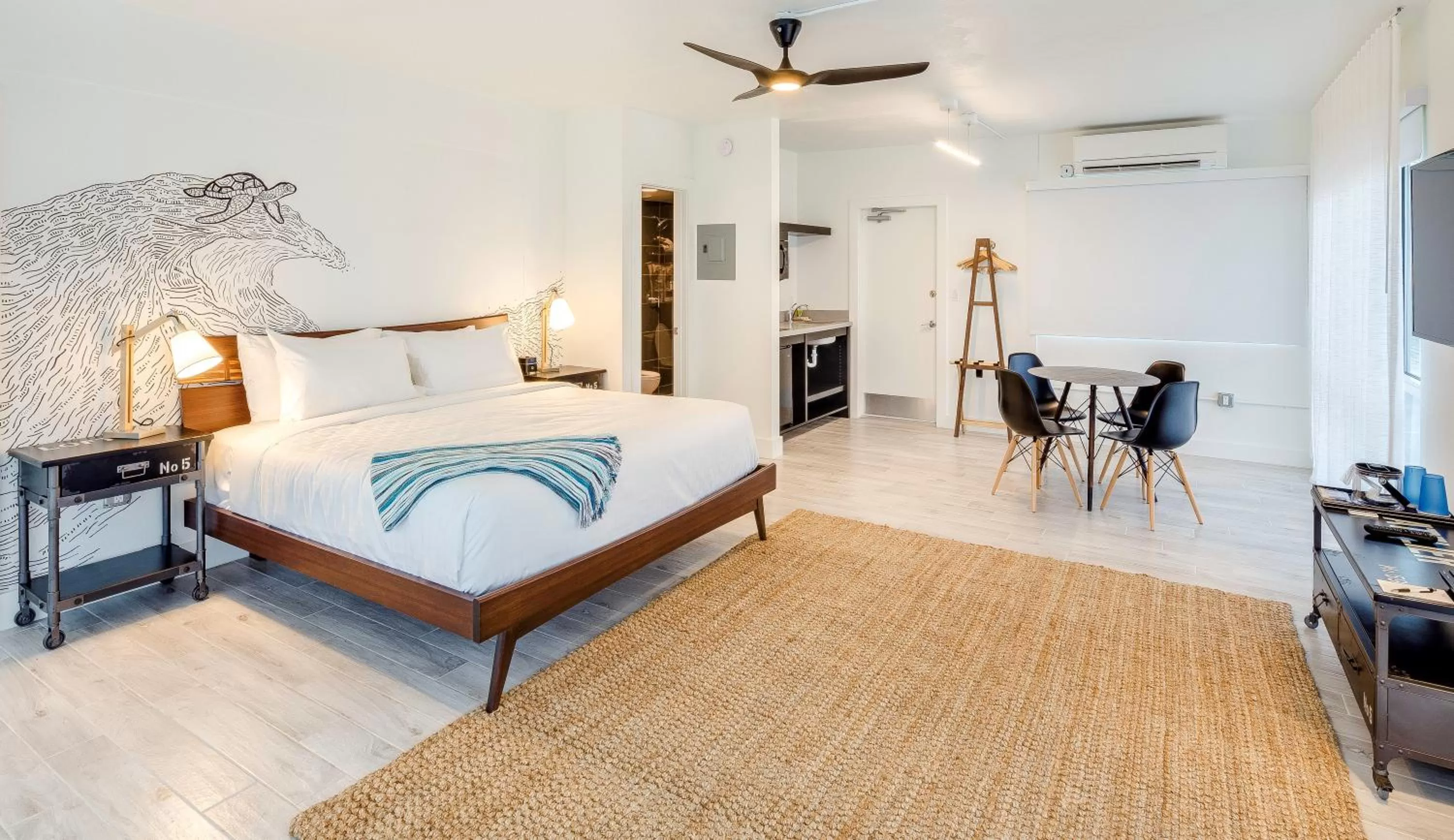 Kitchen or kitchenette, Bed in Plunge Beach Resort