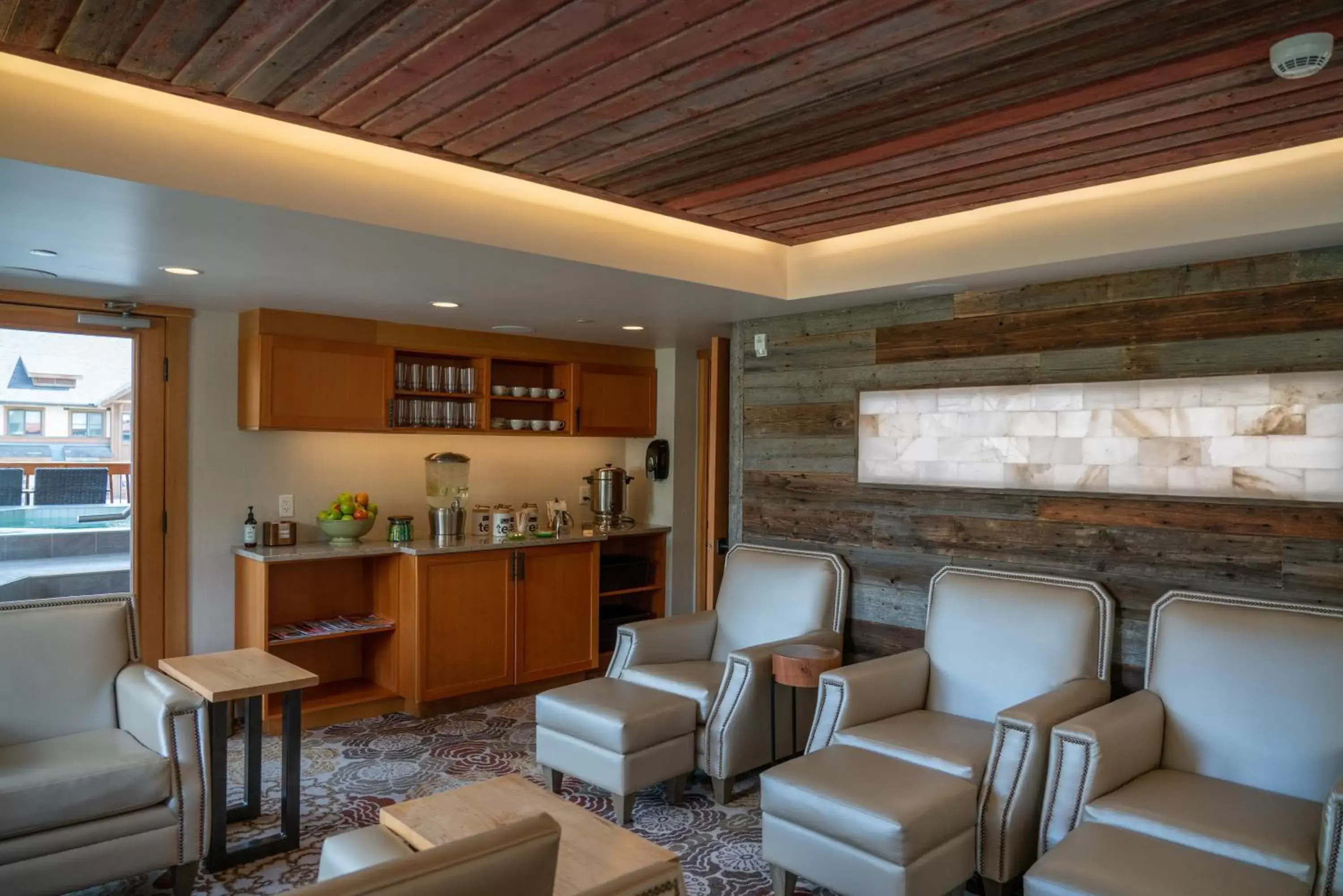 Spa and wellness centre/facilities, Lounge/Bar in Moose Hotel and Suites