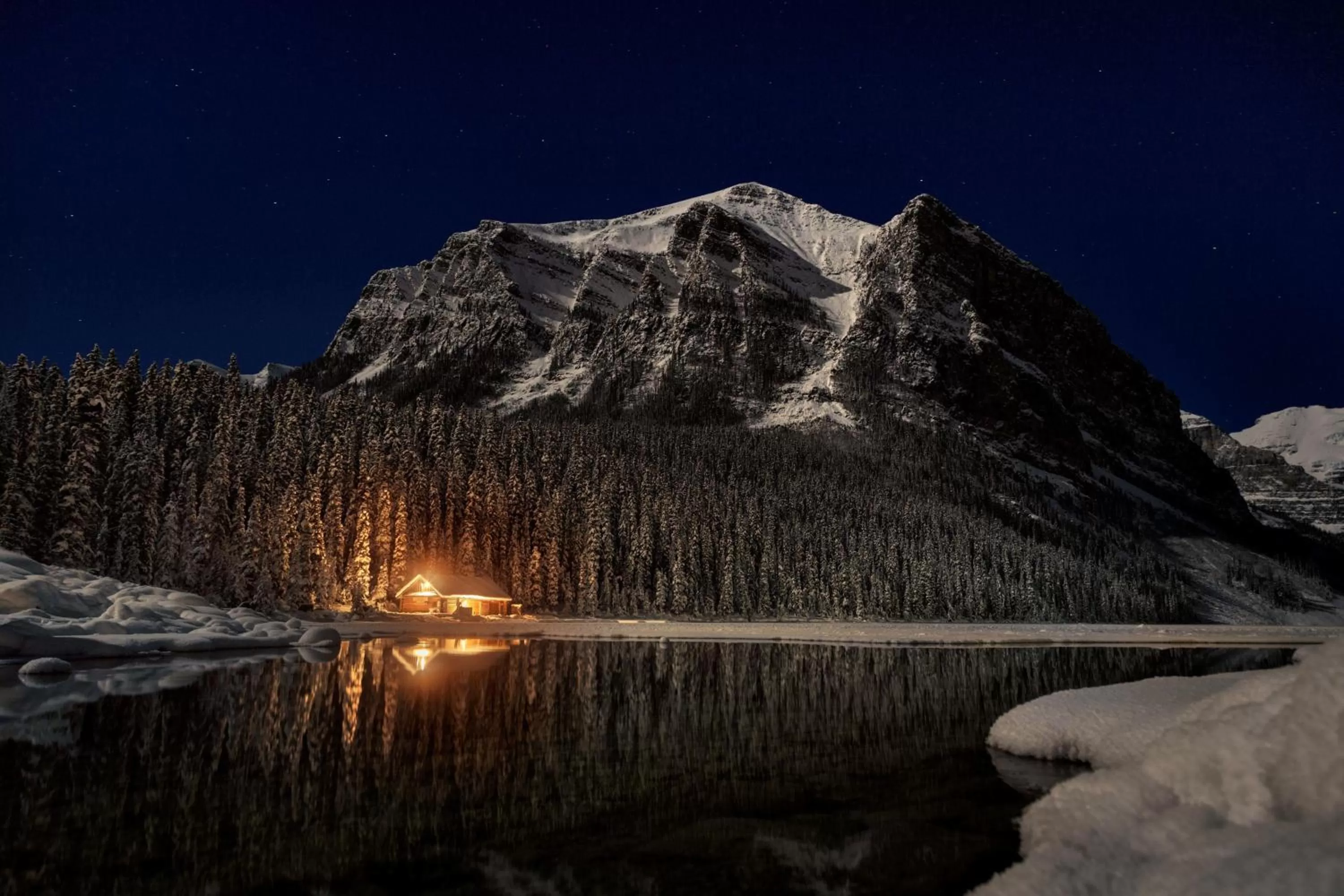 Mountain view in Fairmont Château Lake Louise