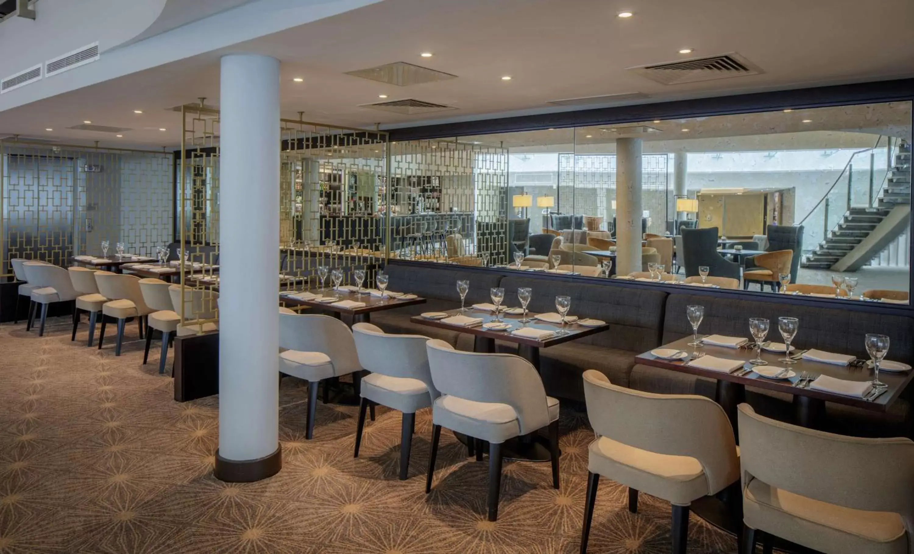 Lounge or bar, Restaurant/Places to Eat in DoubleTree by Hilton London Heathrow Airport