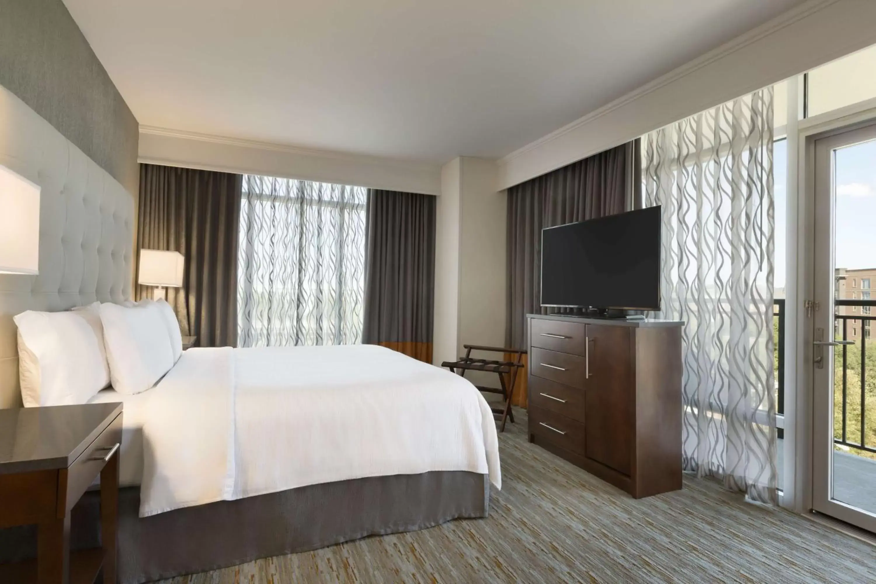 Bed, TV/Entertainment Center in Embassy Suites by Hilton Greenville Downtown Riverplace