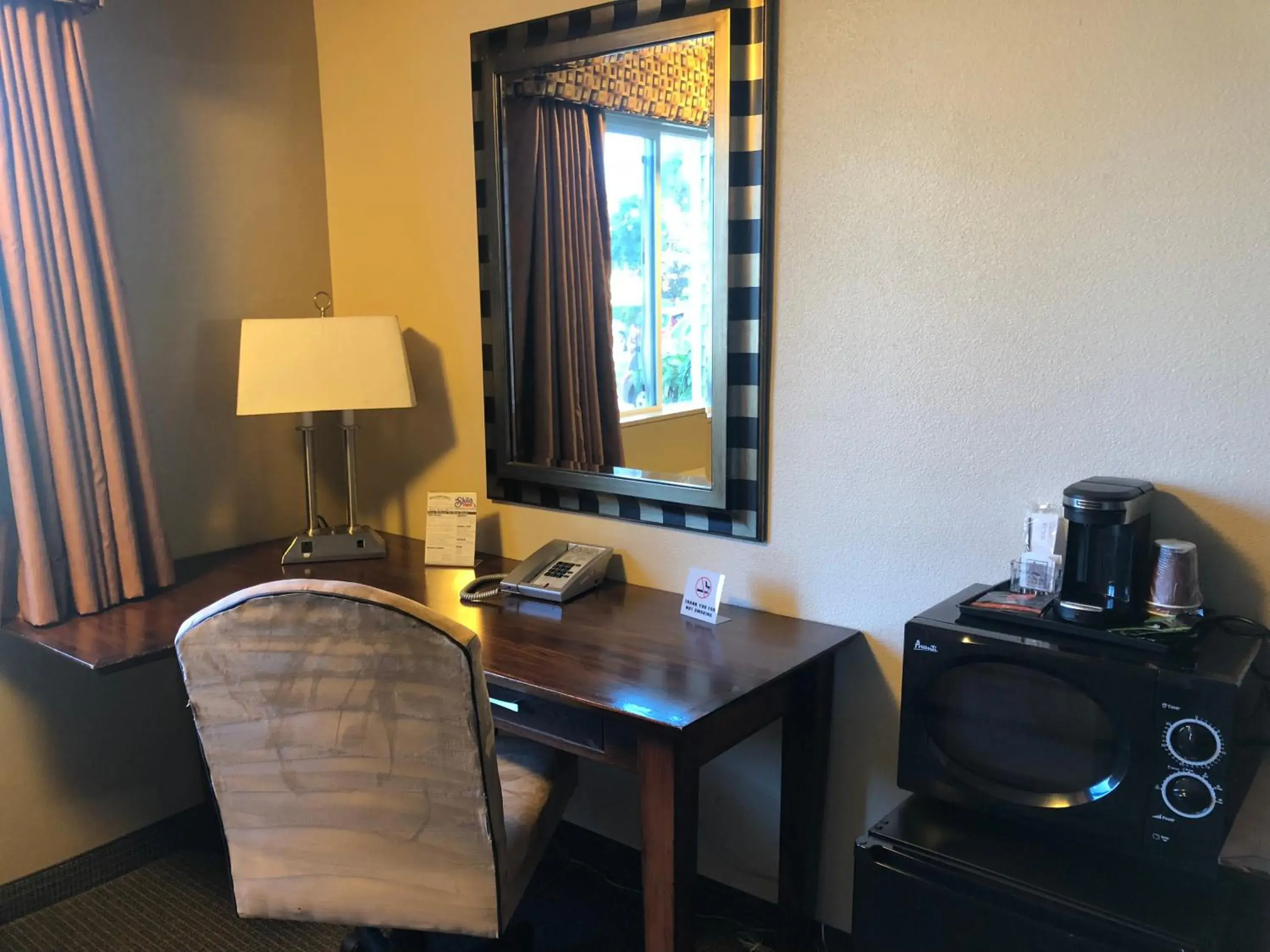 Seating area, TV/Entertainment Center in Shilo Inn Portland Rose Garden