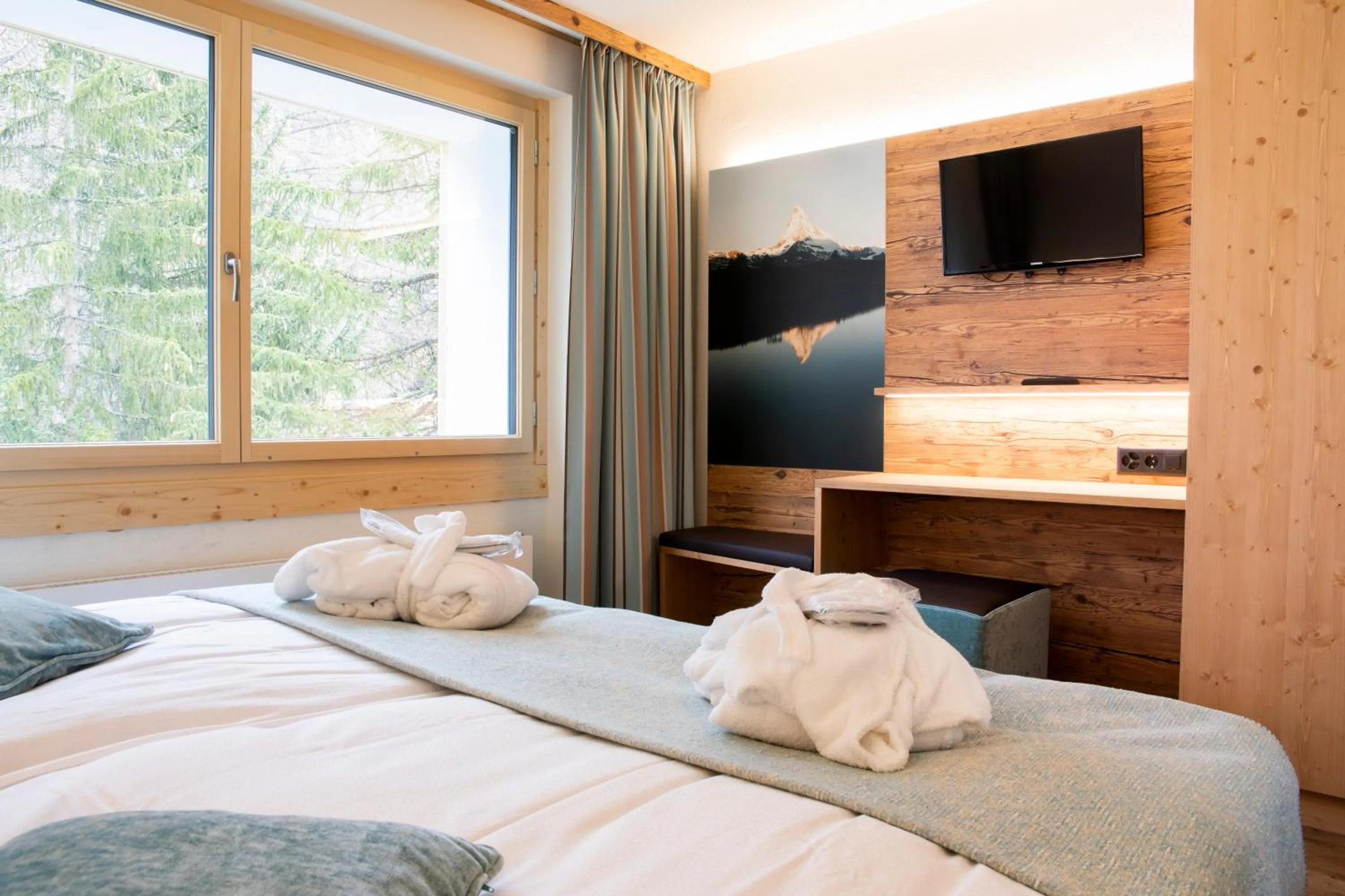 Photo of the whole room, Bed in Hotel Hemizeus & Iremia Spa