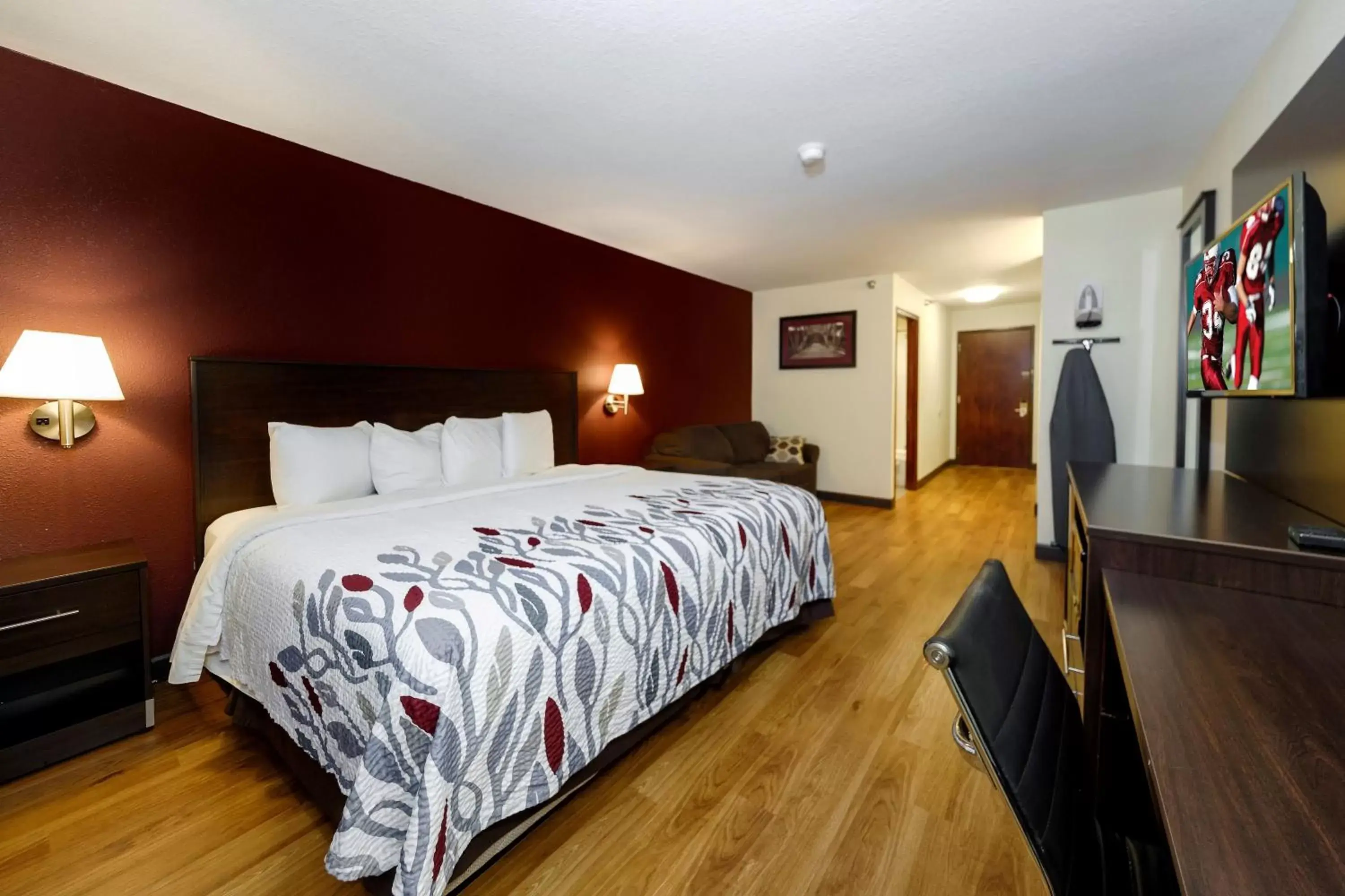 Photo of the whole room, Bed in Red Roof Inn Osage Beach - Lake of the Ozarks Photo of the whole room, Bed in Red Roof Inn Osage Beach - Lake of the Ozarks