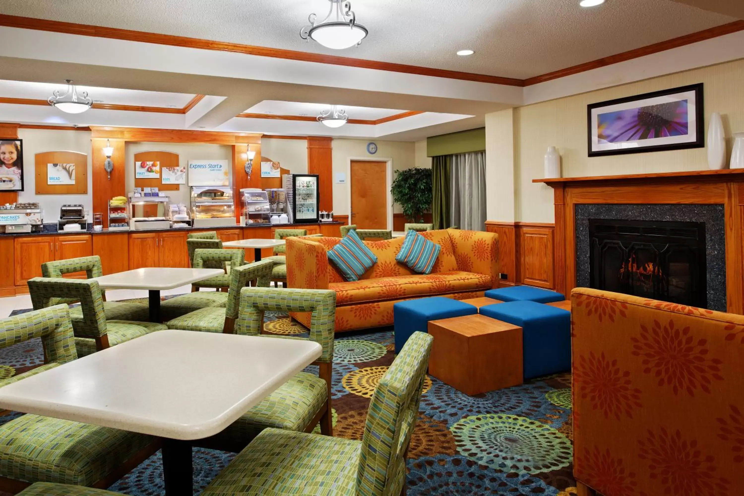 Breakfast, Lounge/Bar in Holiday Inn Express Richmond-Brandermill-Hull Street, an IHG Hotel