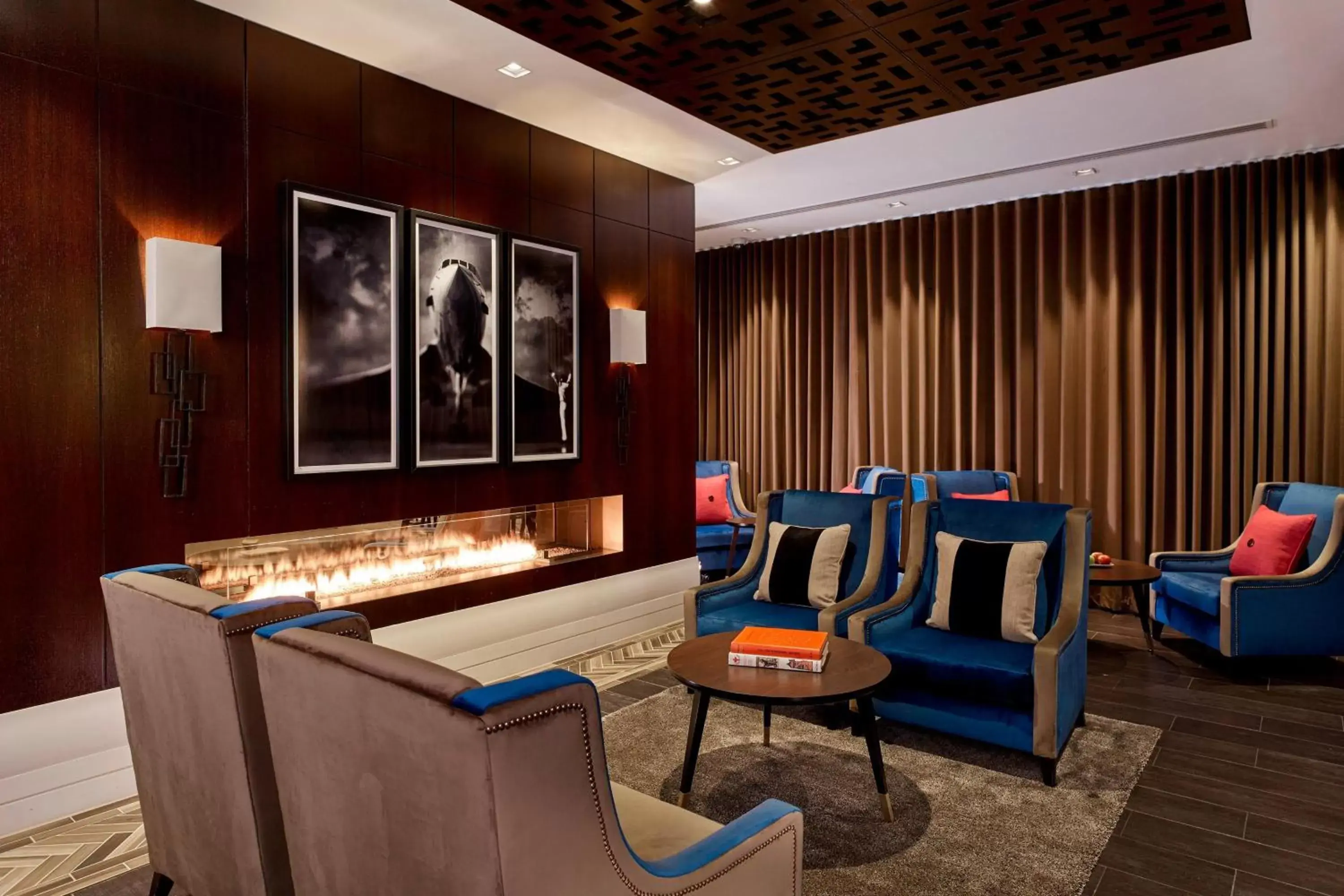 Lounge or bar, Seating Area in Sheraton Heathrow Hotel