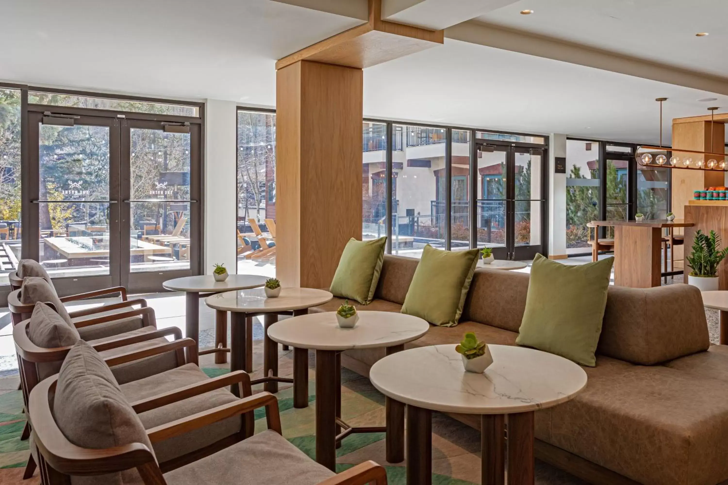 Restaurant/places to eat, Seating Area in The Hythe, a Luxury Collection Resort, Vail