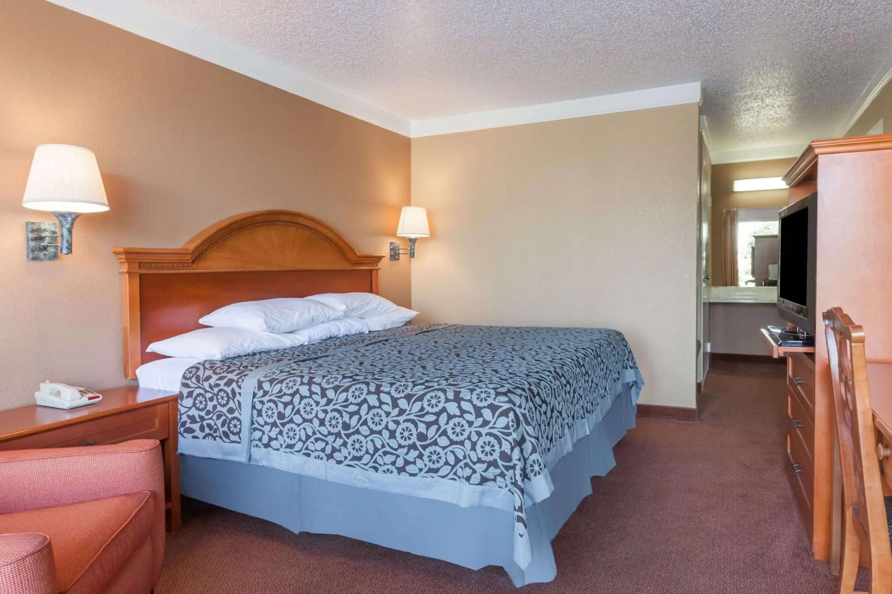 Photo of the whole room, Bed in Days Inn by Wyndham Hillsboro TX