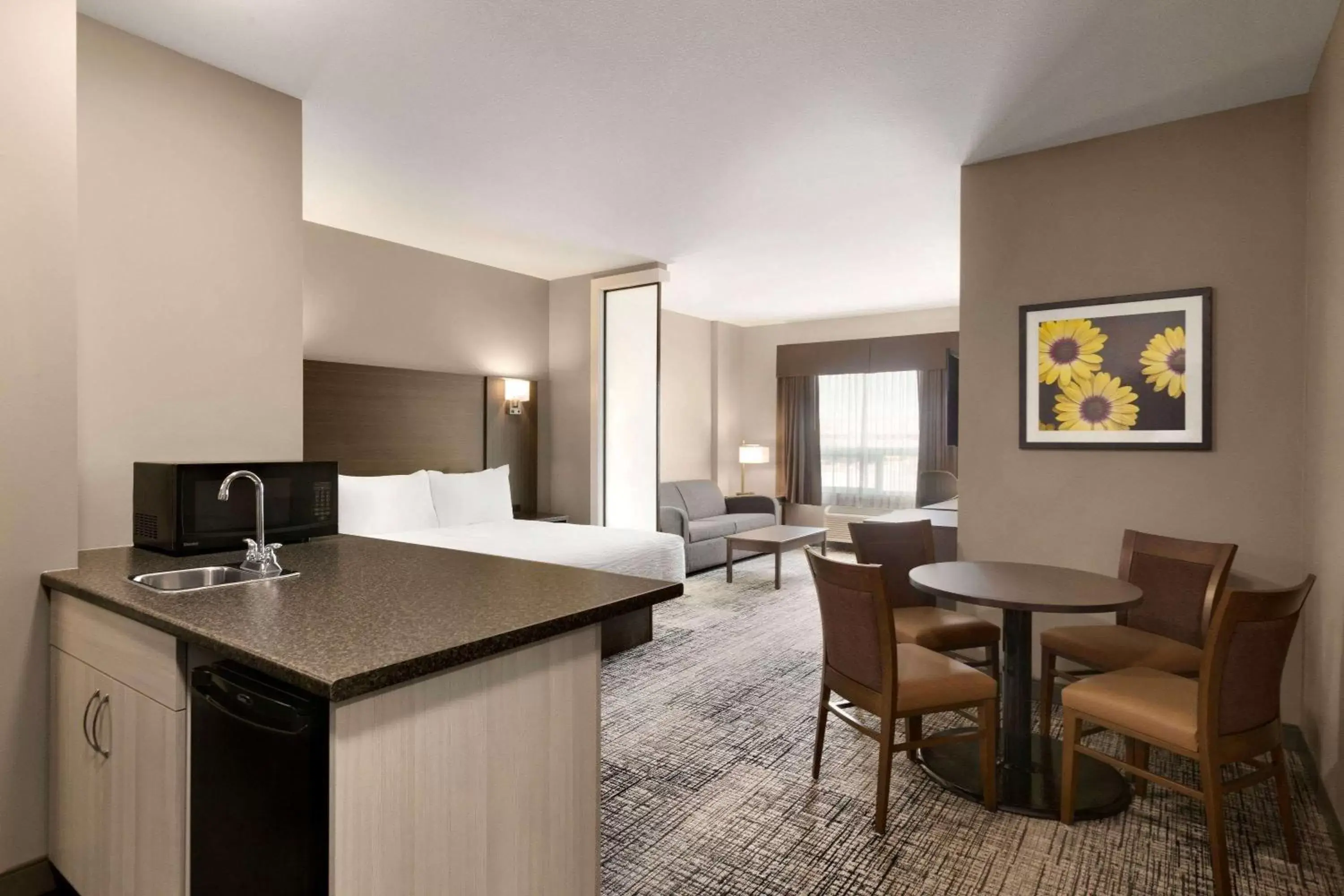 Photo of the whole room, Kitchen/Kitchenette in Days Inn & Suites by Wyndham Warman Legends Centre