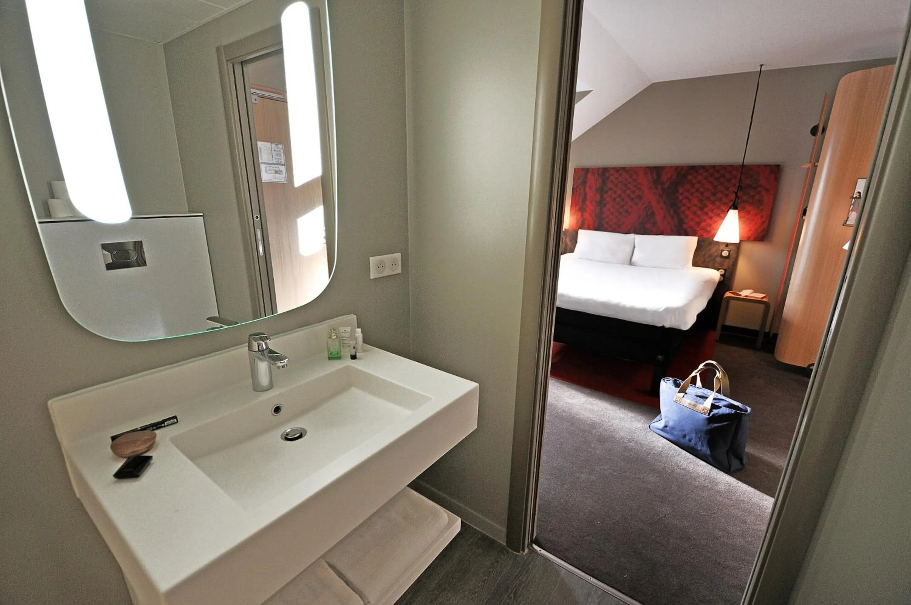 Bathroom, Bed in ibis Maisons Laffitte