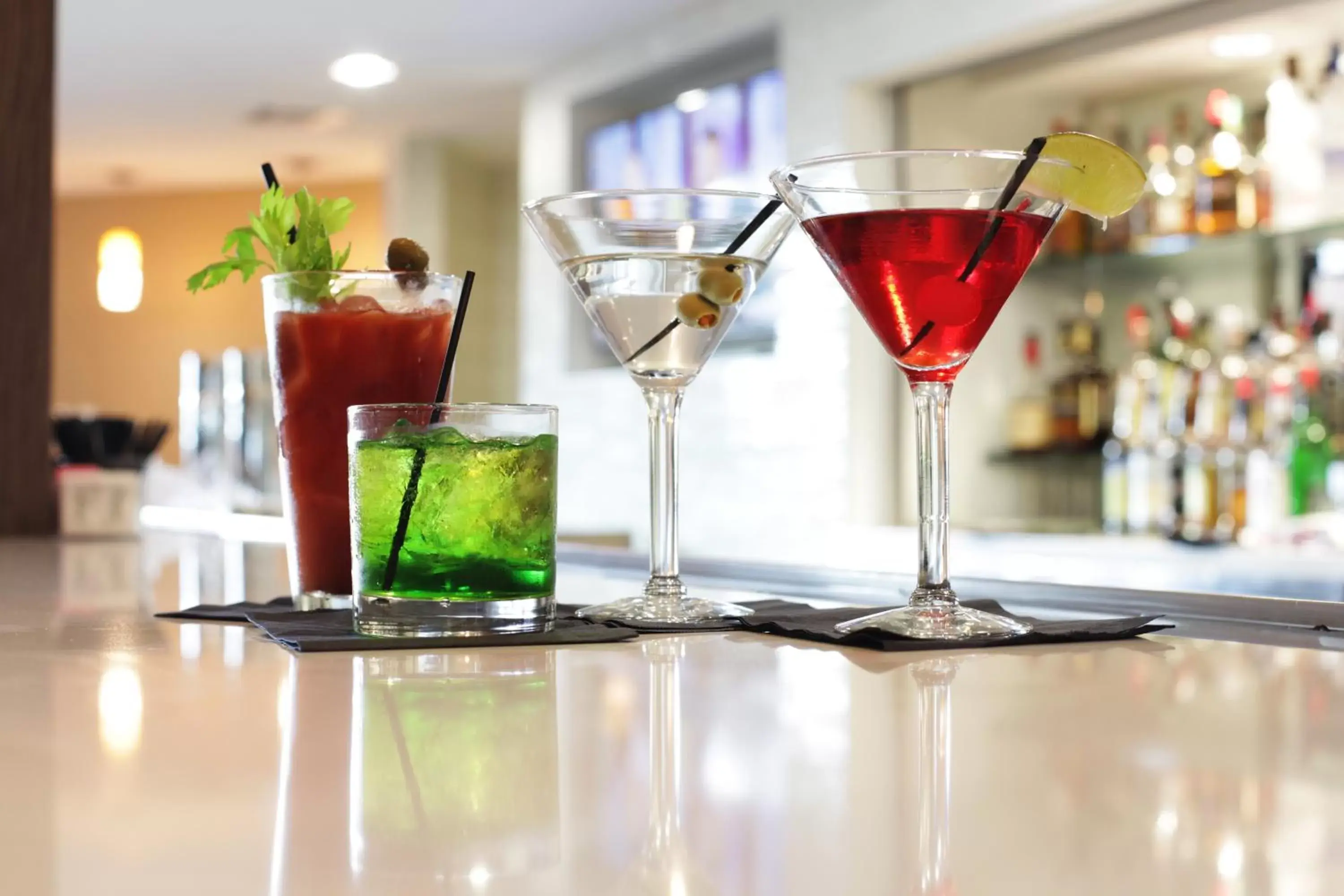Lounge or bar, Drinks in Holiday Inn Phoenix/Chandler, an IHG Hotel