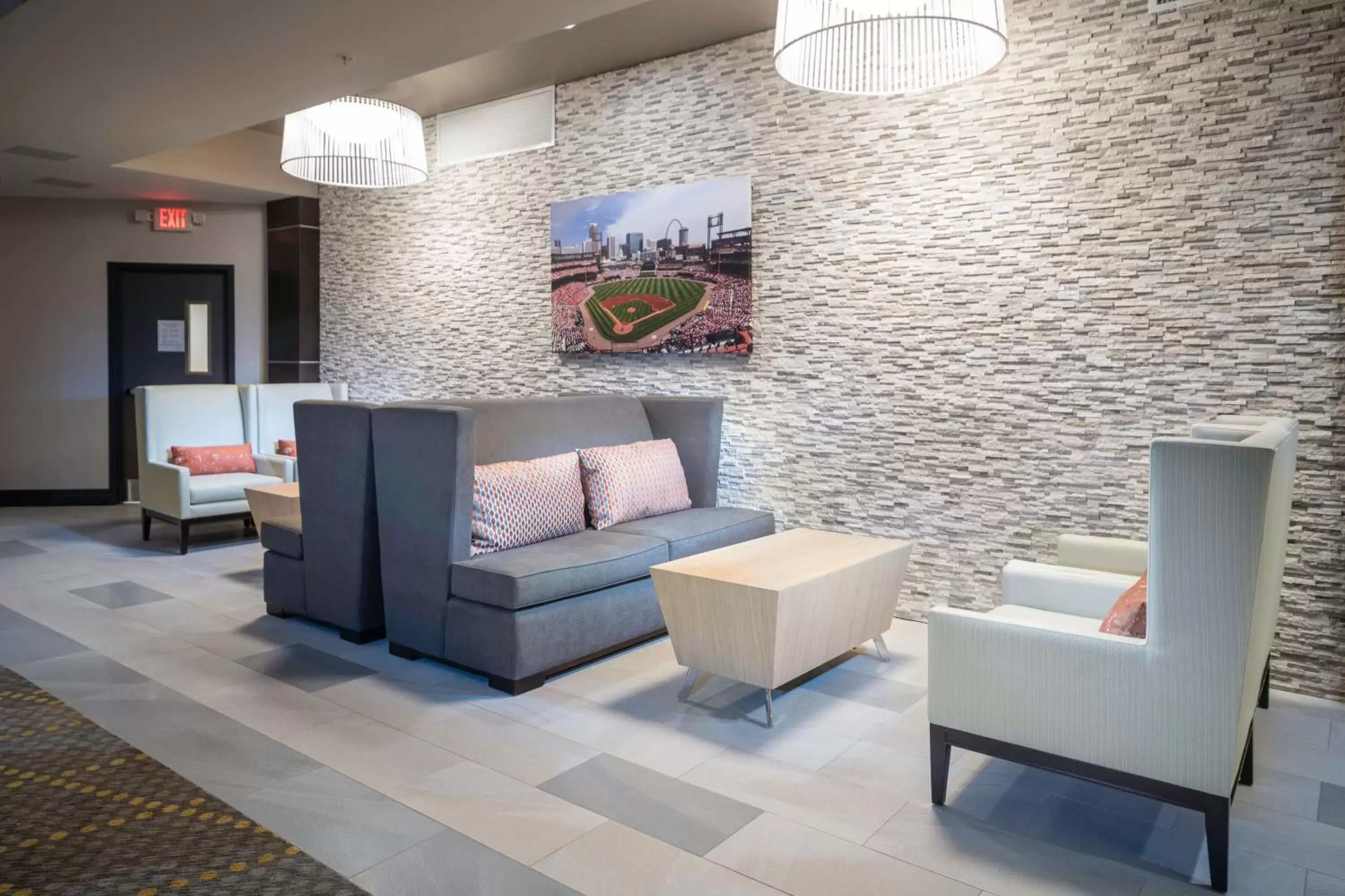 Property building, Seating Area in Holiday Inn St Louis - Creve Coeur