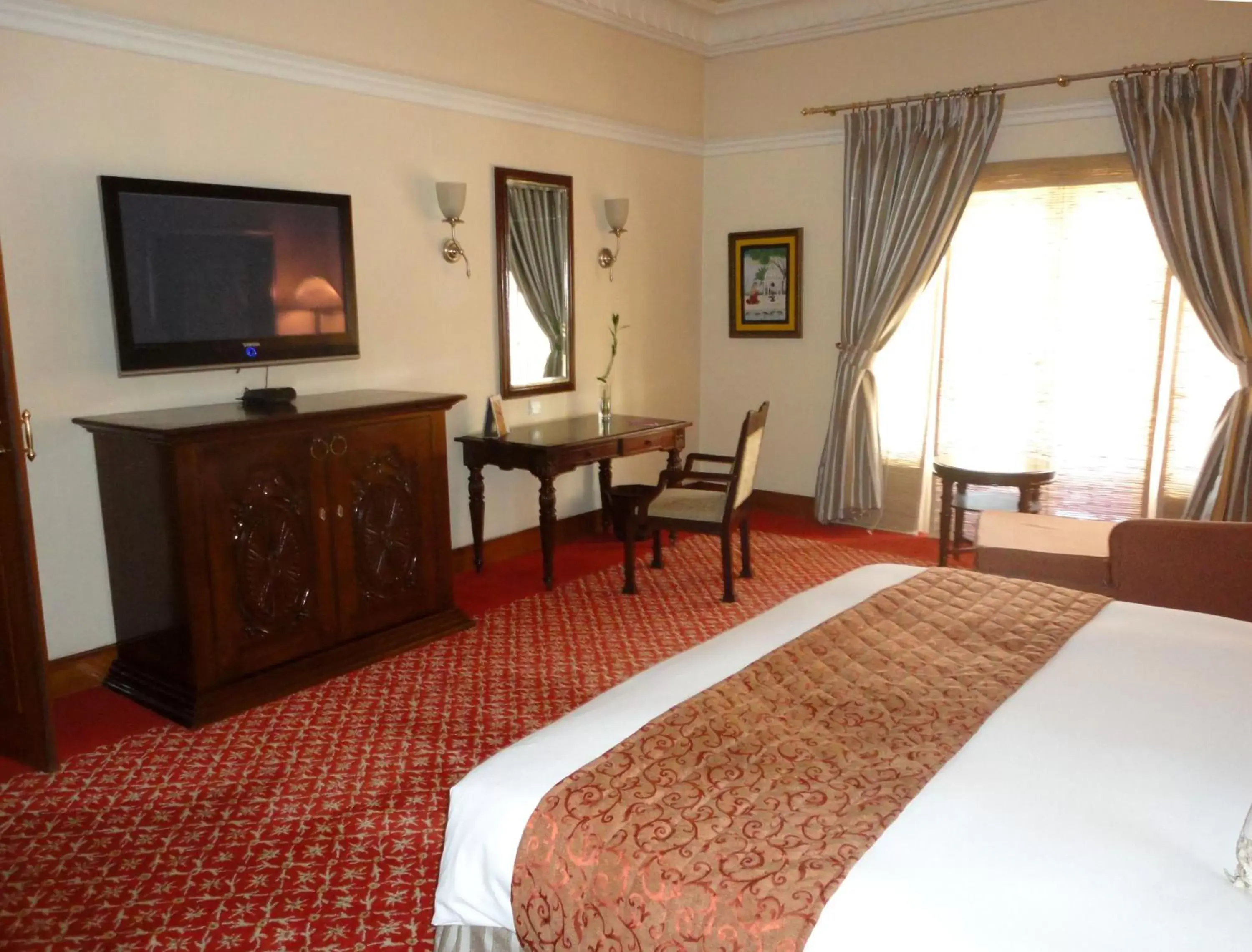 Bed, TV/Entertainment Center in Taj Hari Mahal Jodhpur