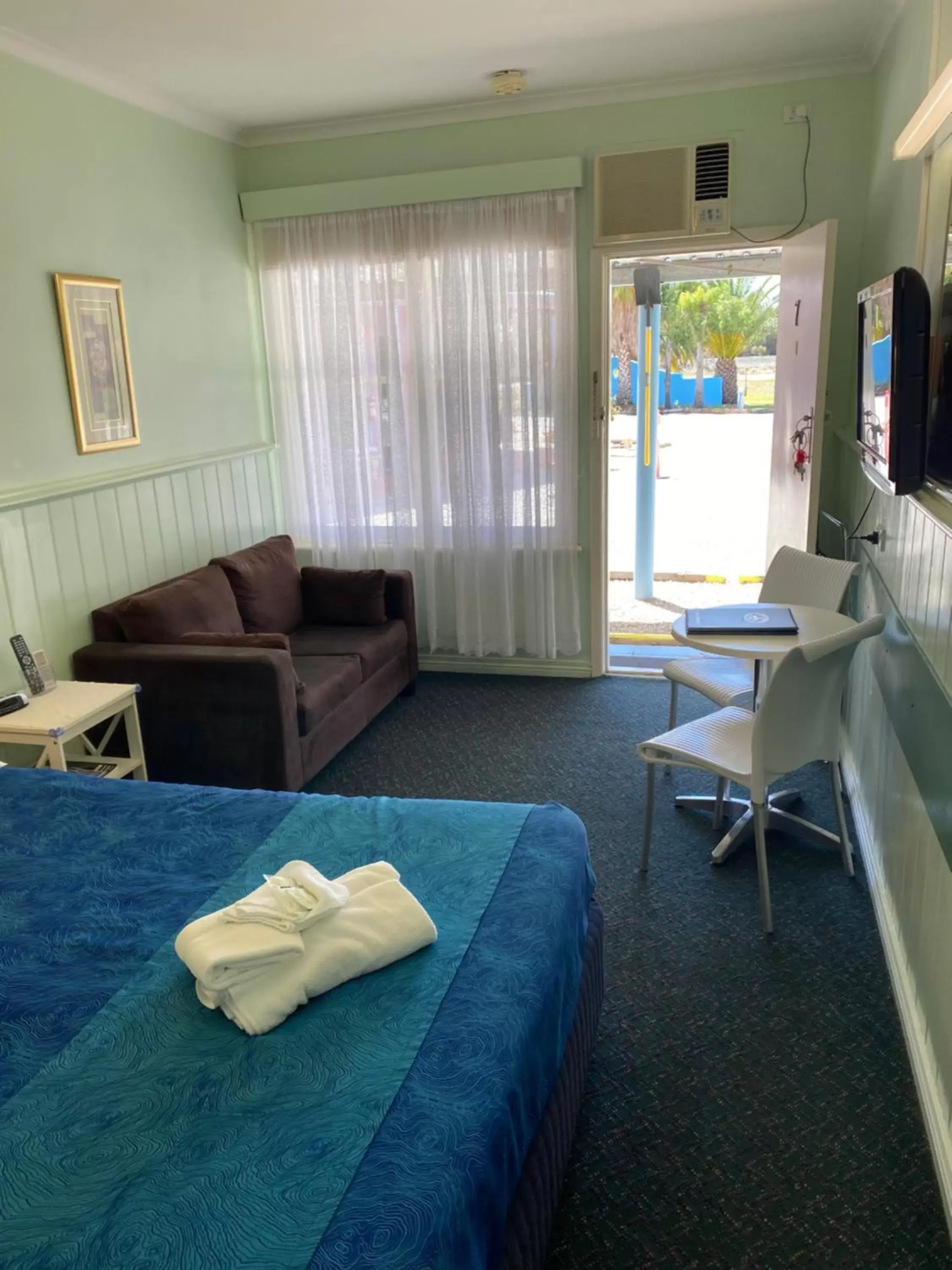 Photo of the whole room, Seating Area in Paddle Steamer Motel