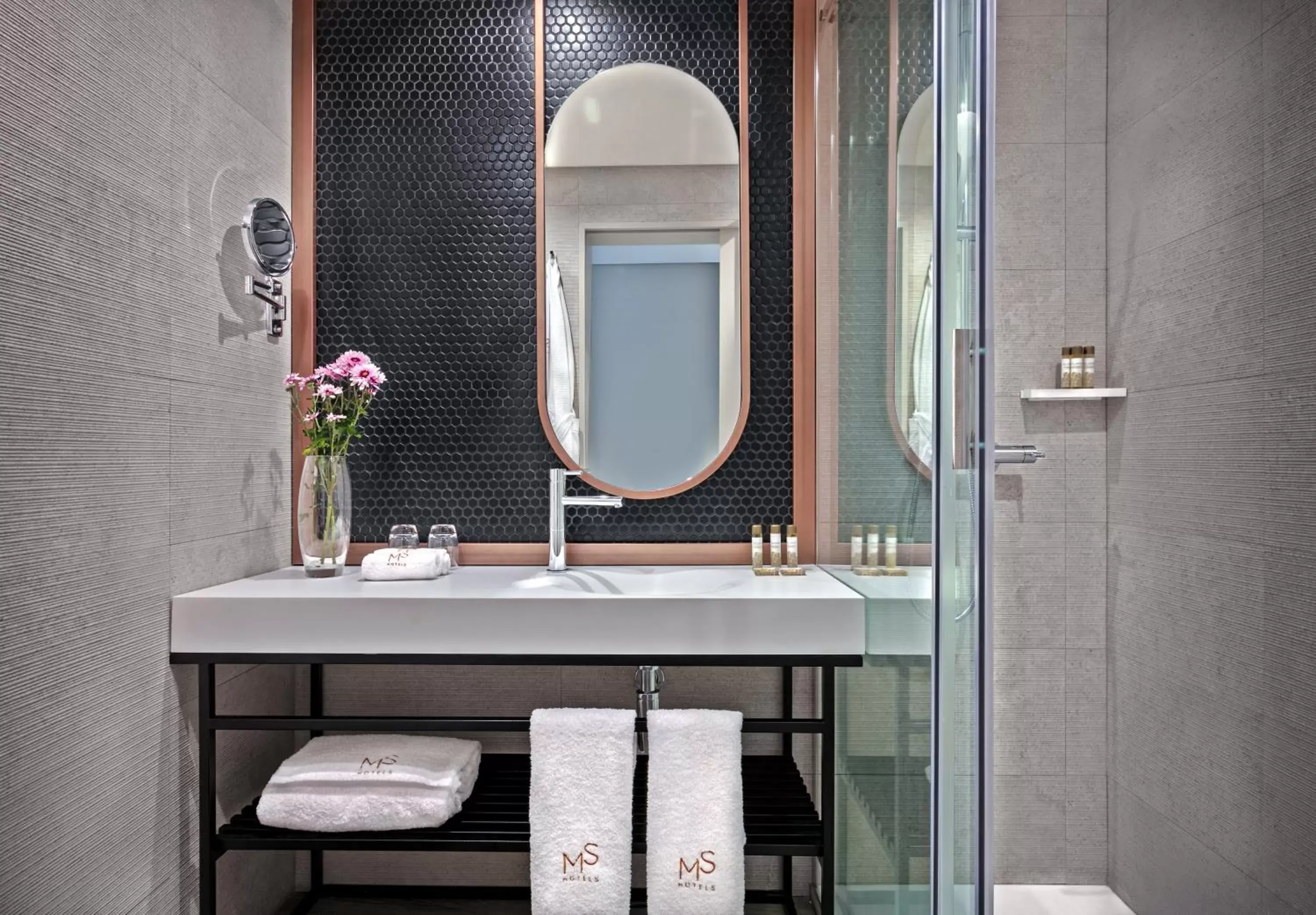 Shower, Bathroom in Hotel Moon & Sun Braga
