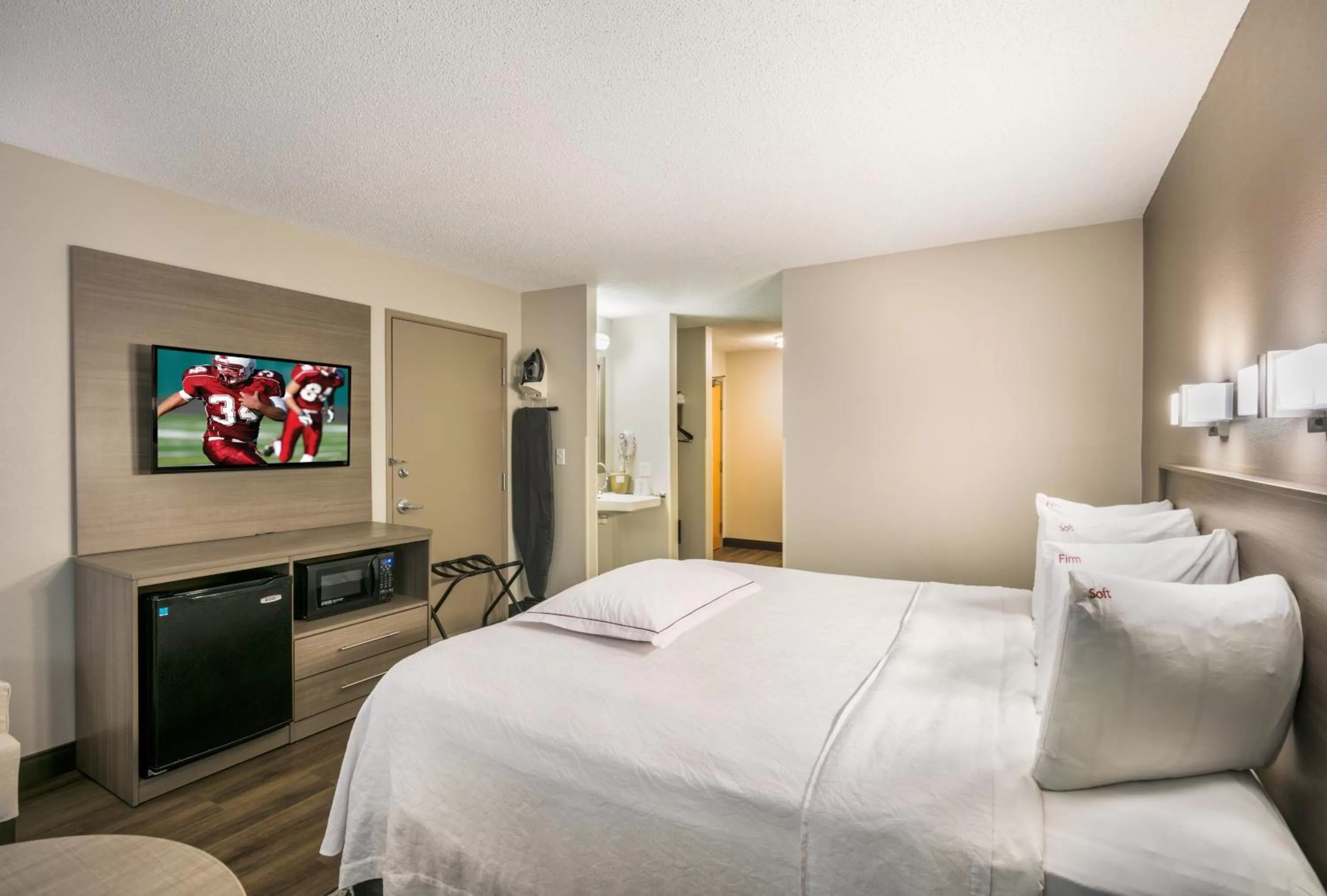 Bedroom, Bed in Red Roof Inn PLUS+ Boston - Logan