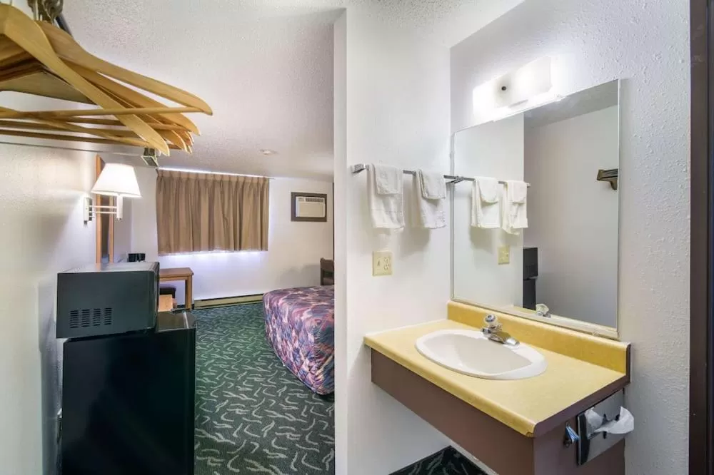 Bed in Rodeway Inn Gateway to Medora T-Roosevelt & Makoshika State Park