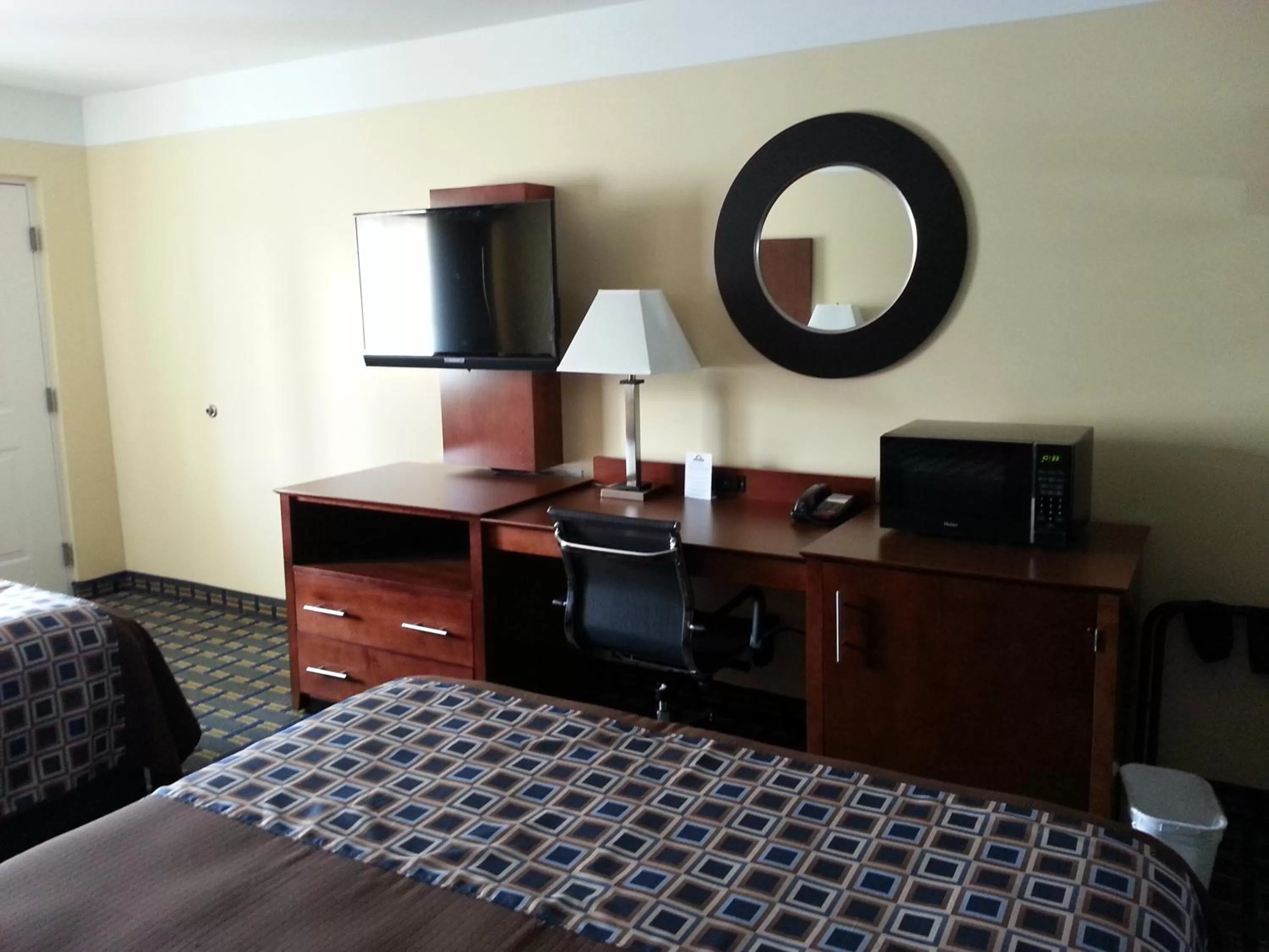 TV and multimedia, Bed in Days Inn by Wyndham Fultondale