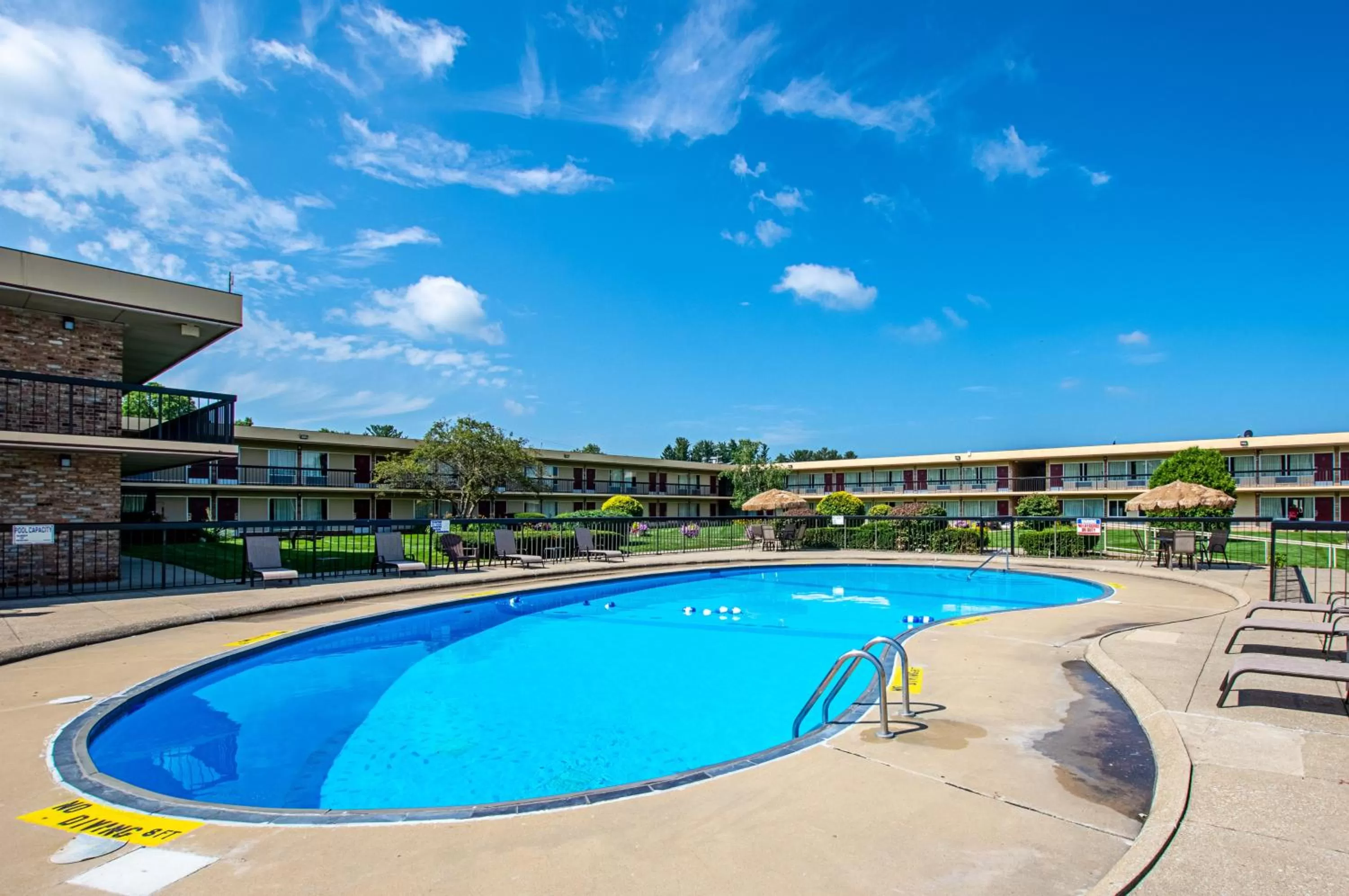 Swimming pool in Red Roof Inn Battle Creek