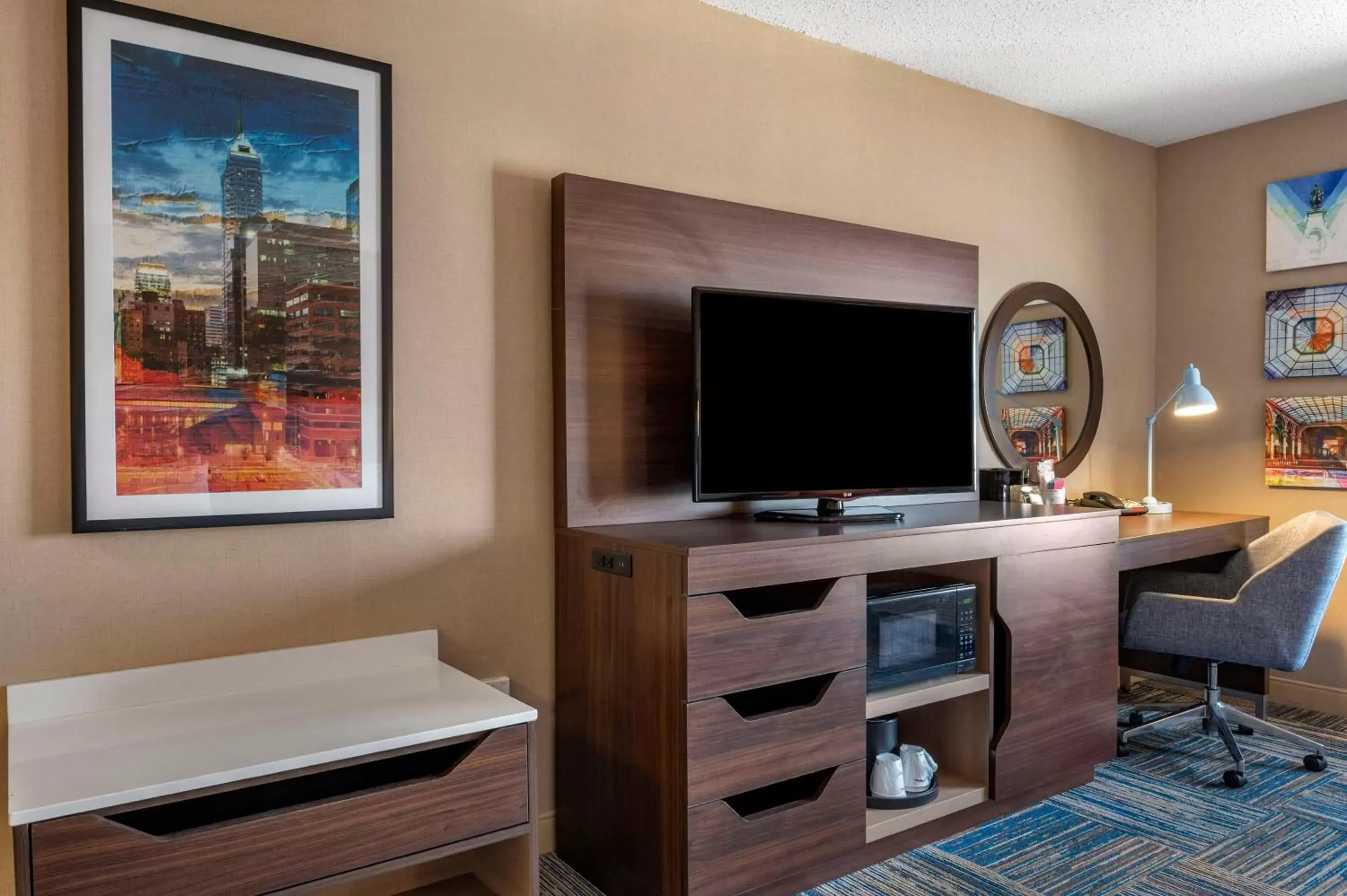 Bedroom, TV/Entertainment Center in Hampton Inn Greenfield