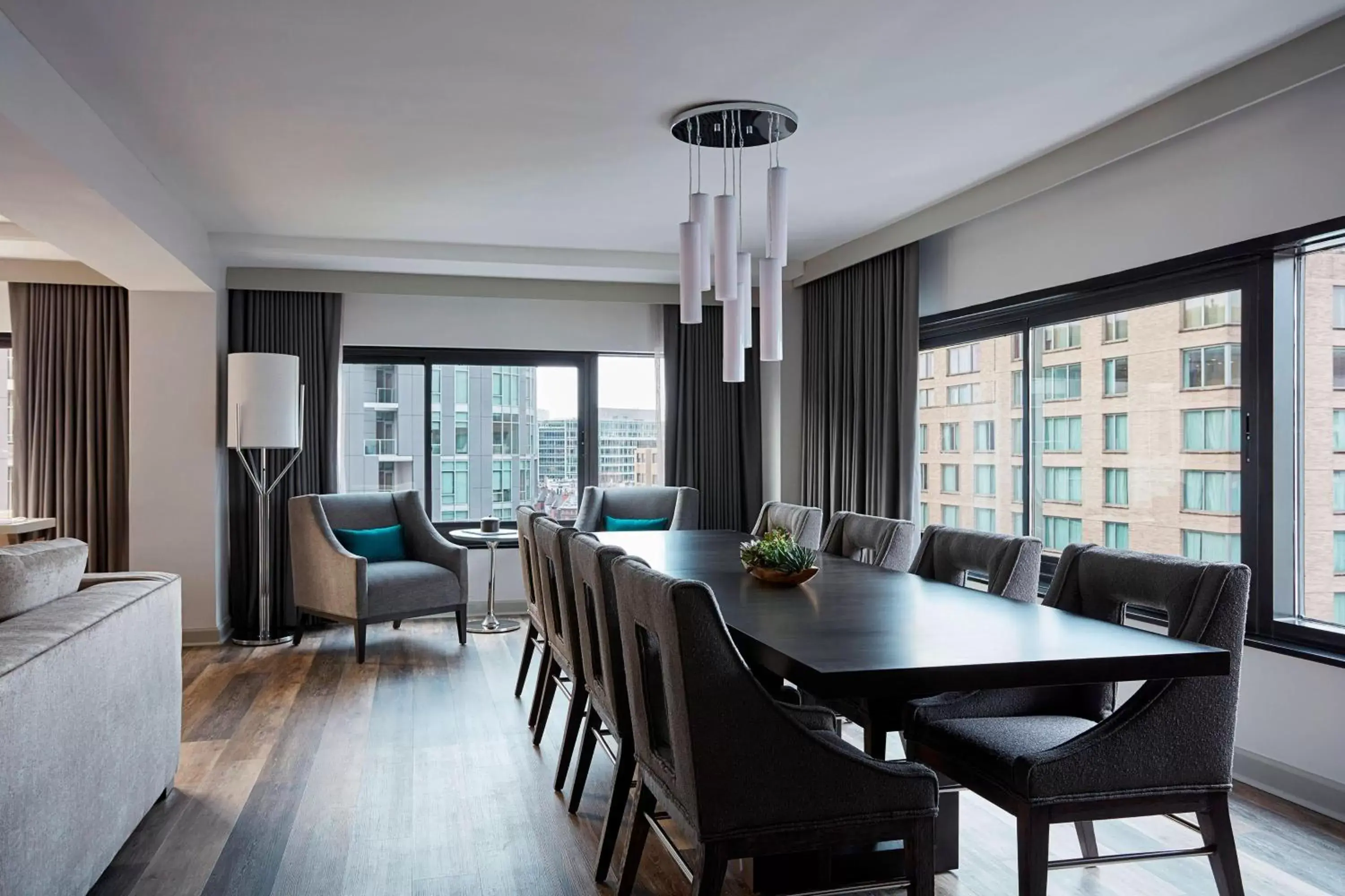 Photo of the whole room, Dining Area in Washington Marriott Georgetown