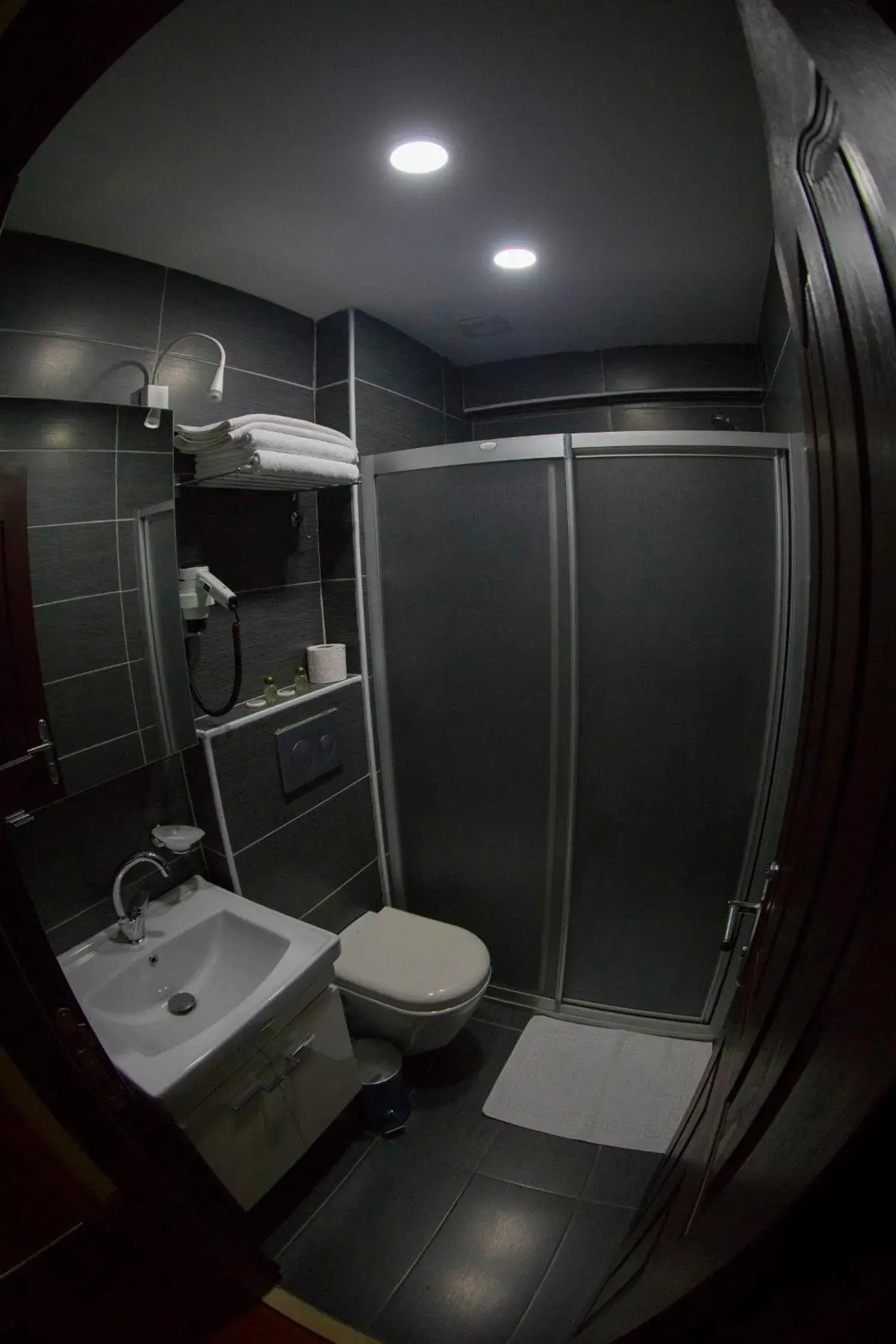 Bathroom in Ramparts Hotel