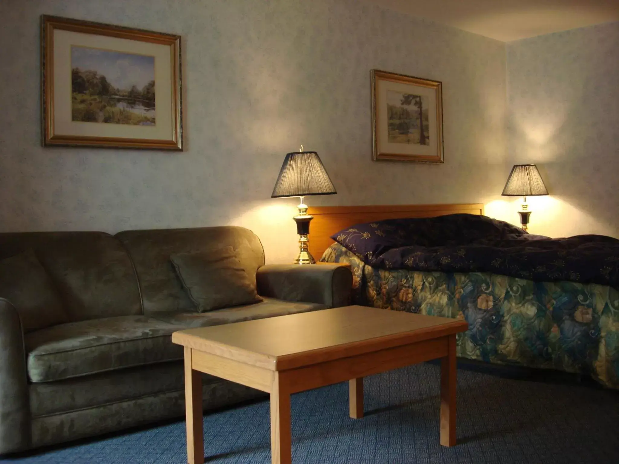 Bed, Seating Area in Heritage Inn