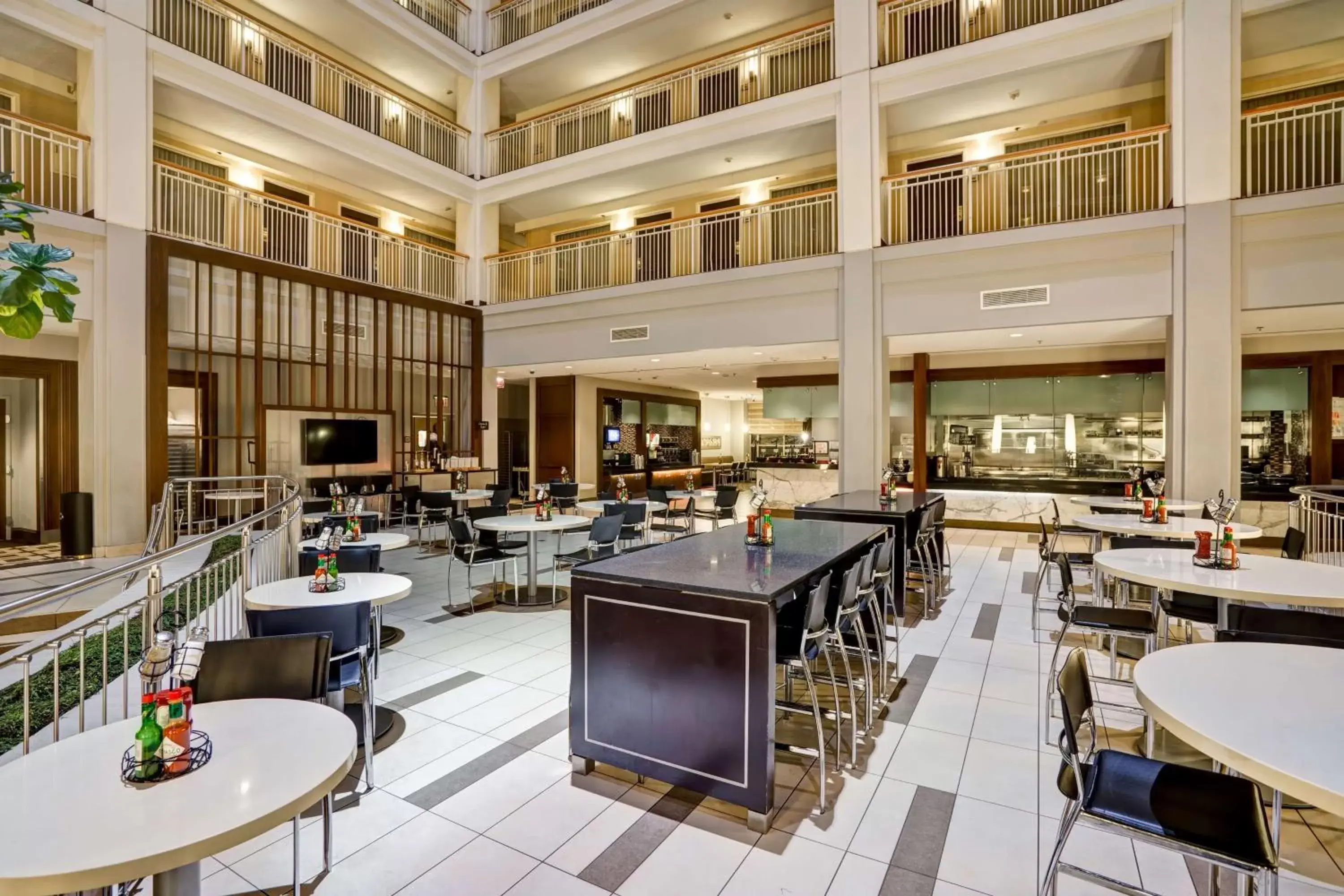Lobby or reception, Lounge/Bar in Embassy Suites Chicago - Downtown River North