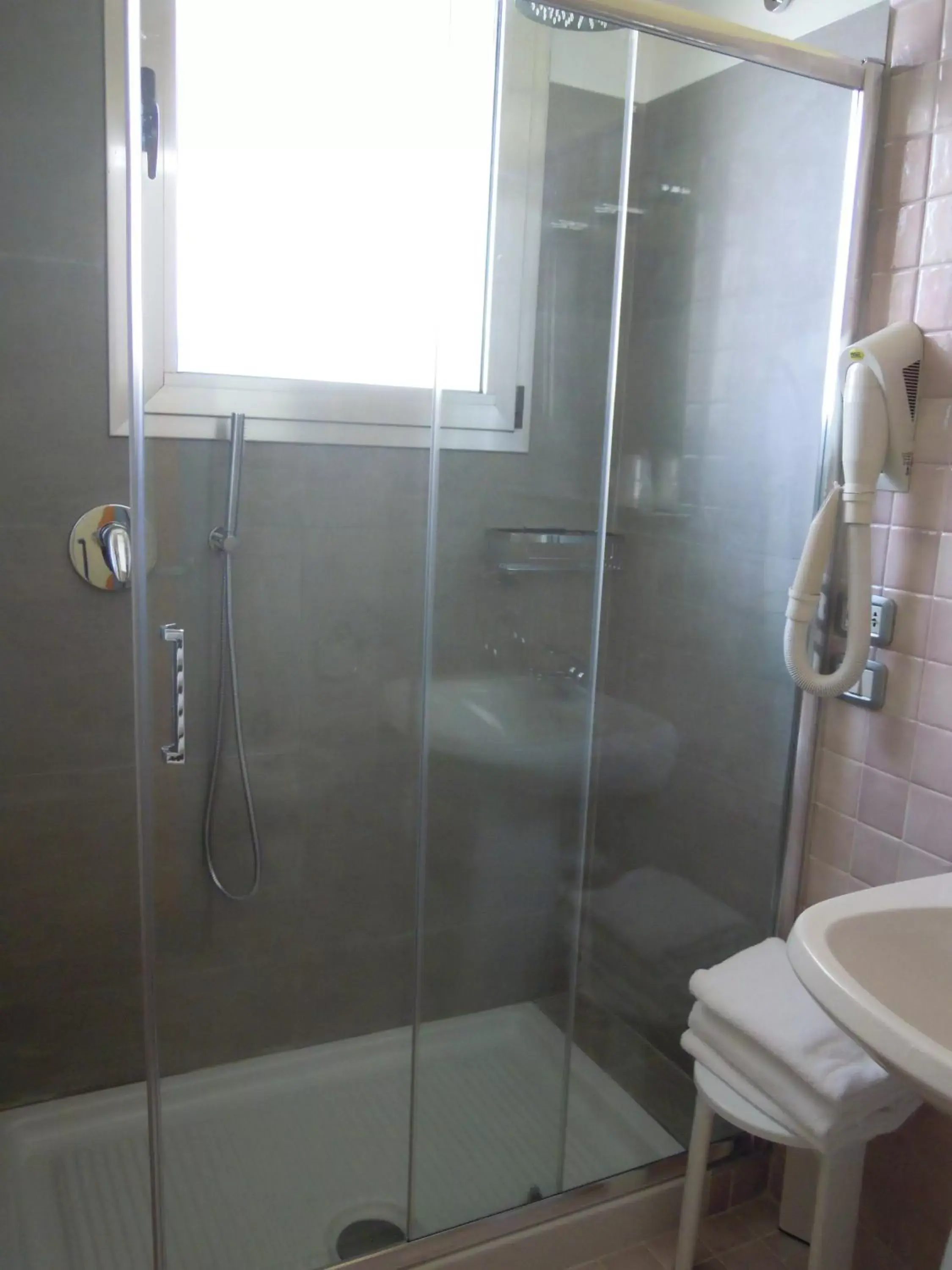 Shower, Bathroom in Hotel Regit