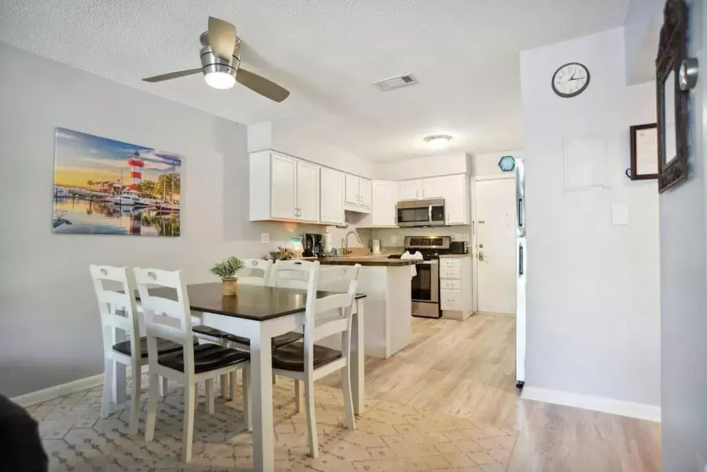 Dining Area in 5 stars Peaceful Condo - 7 min walk to the beach