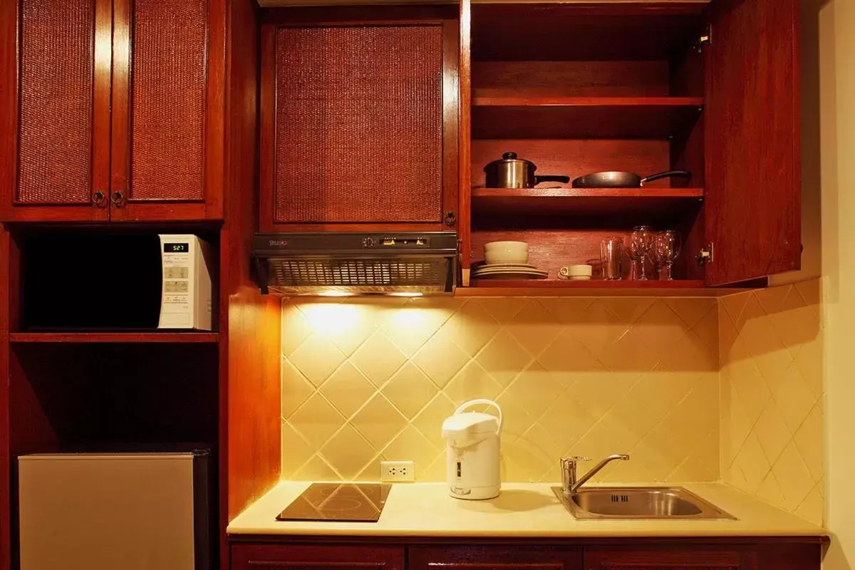 Kitchen or kitchenette, Kitchen/Kitchenette in Nova Park Hotel by Compass Hospitality