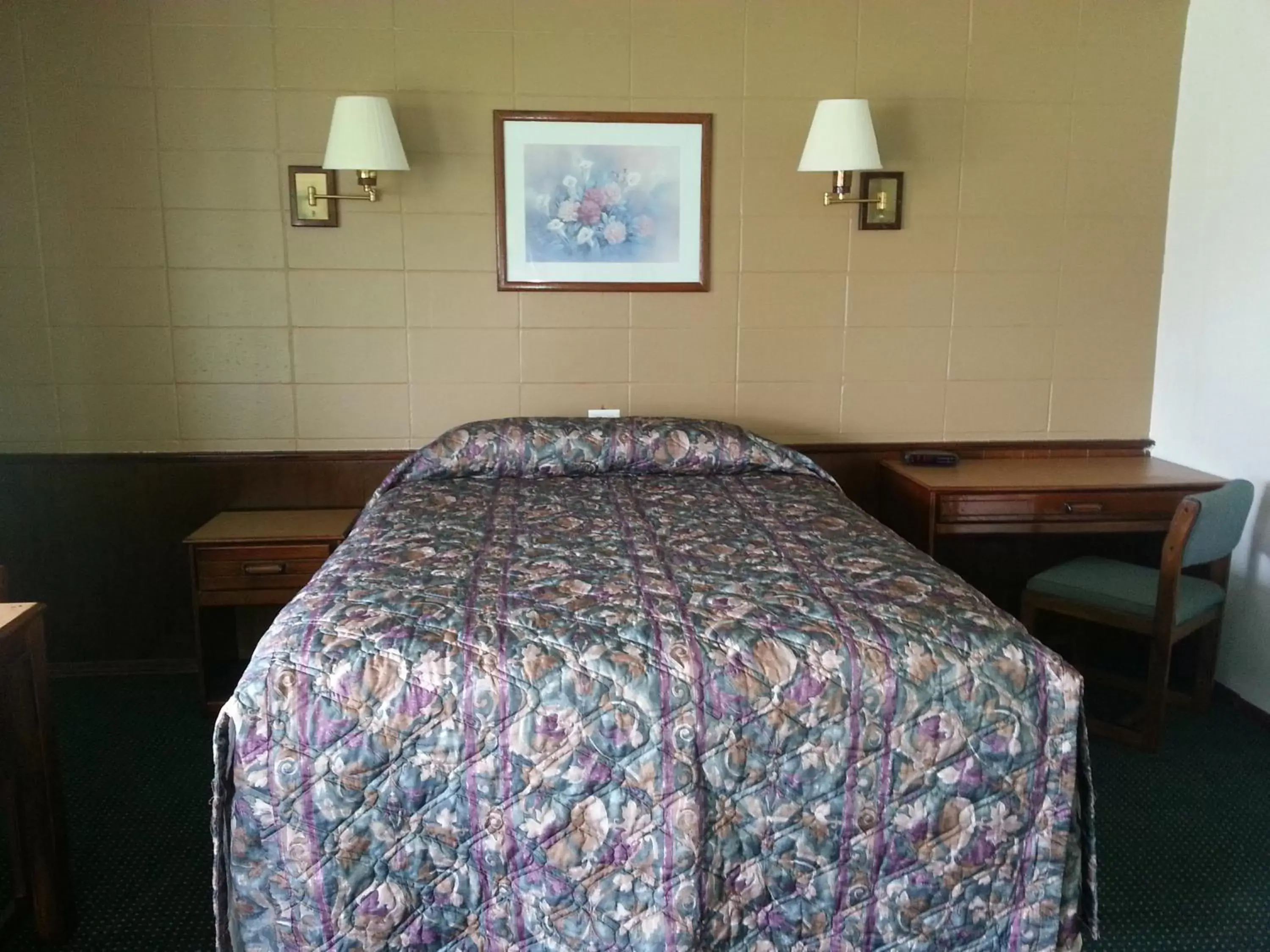 Queen Room in Spinning Wheel Motel