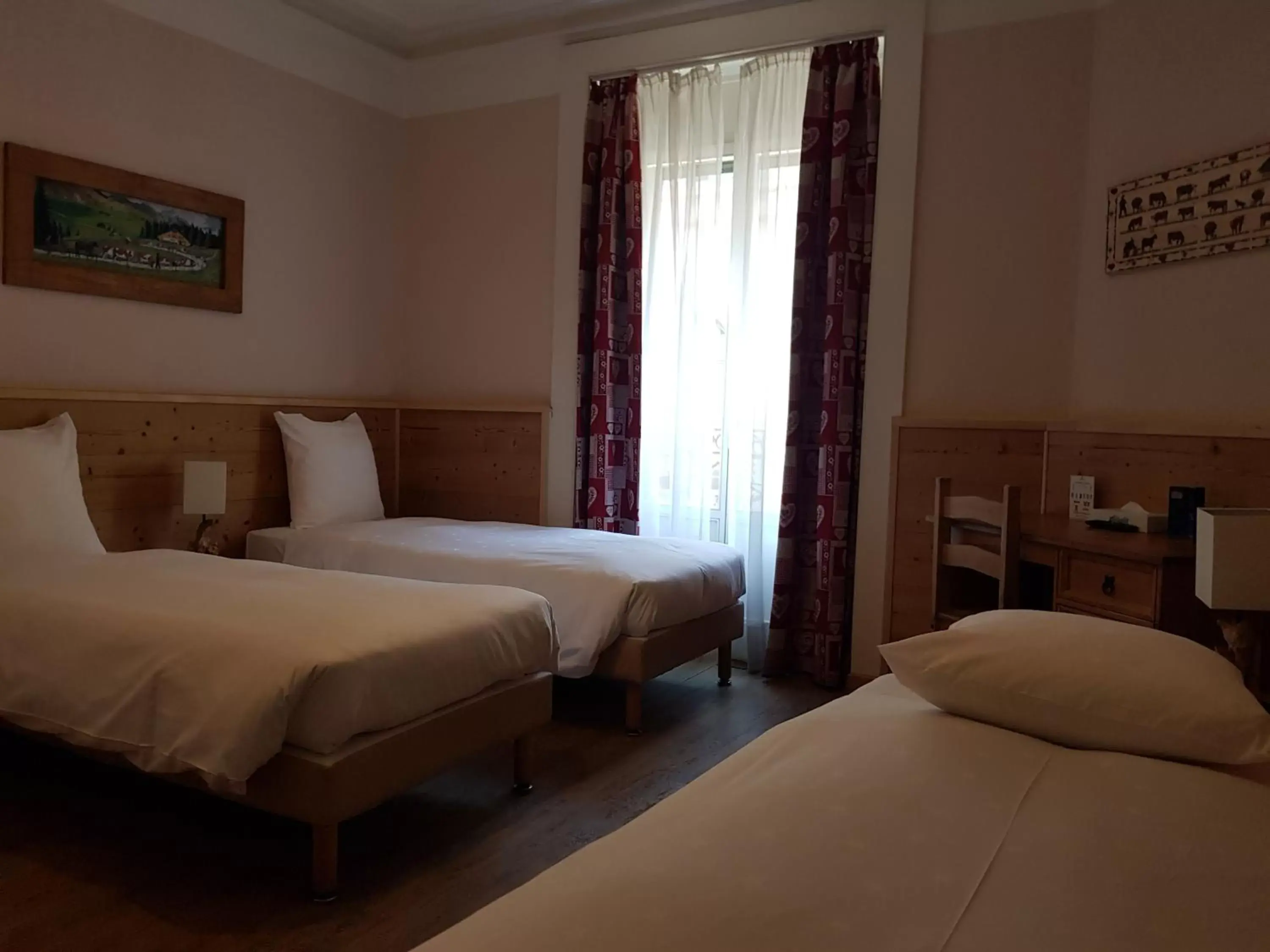 Photo of the whole room, Bed in Hotel de Geneve