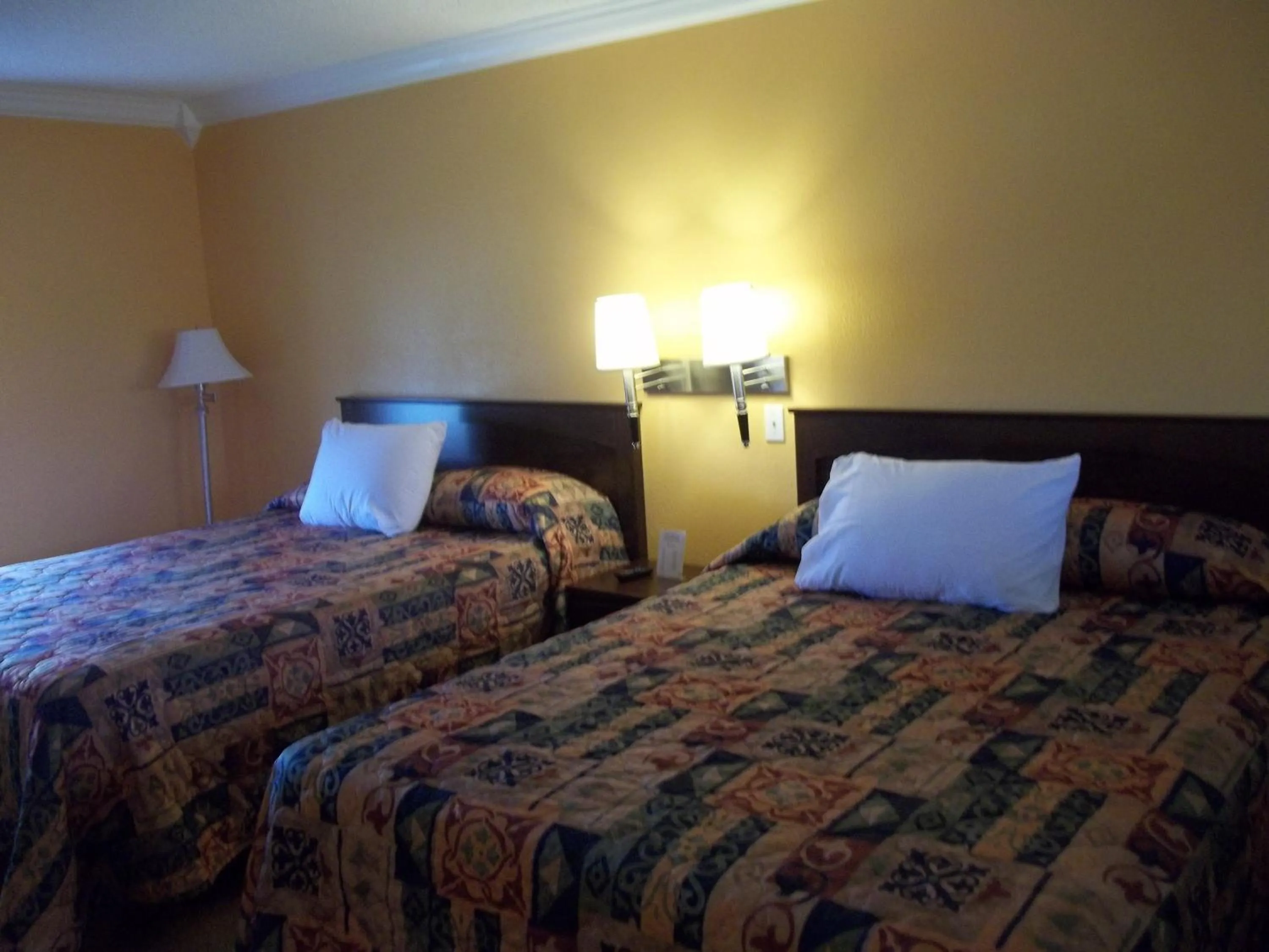 Bed in Scottish Inns Galveston
