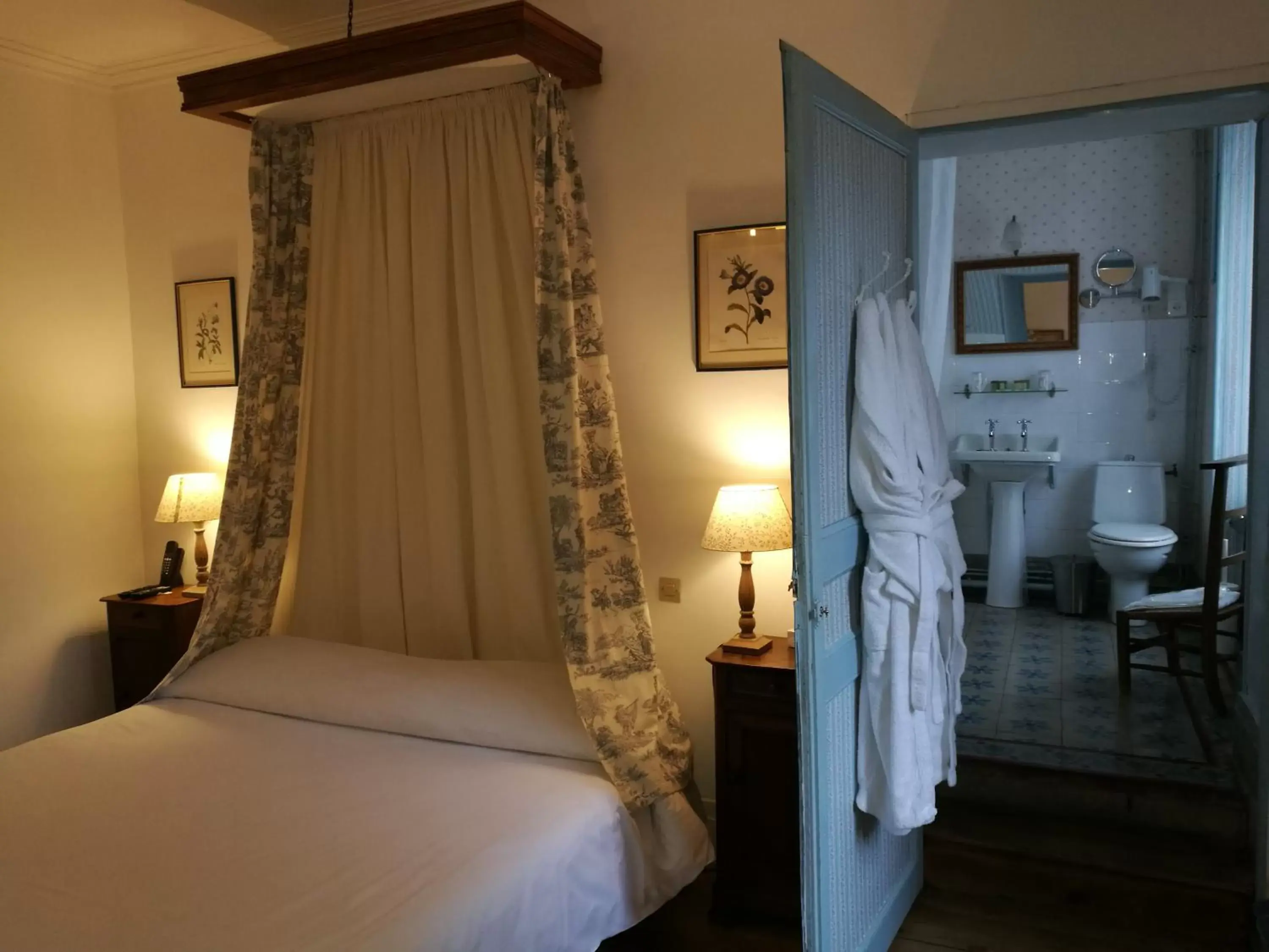 Photo of the whole room, Bed in Hotel Logis - Chateau de Beauregard