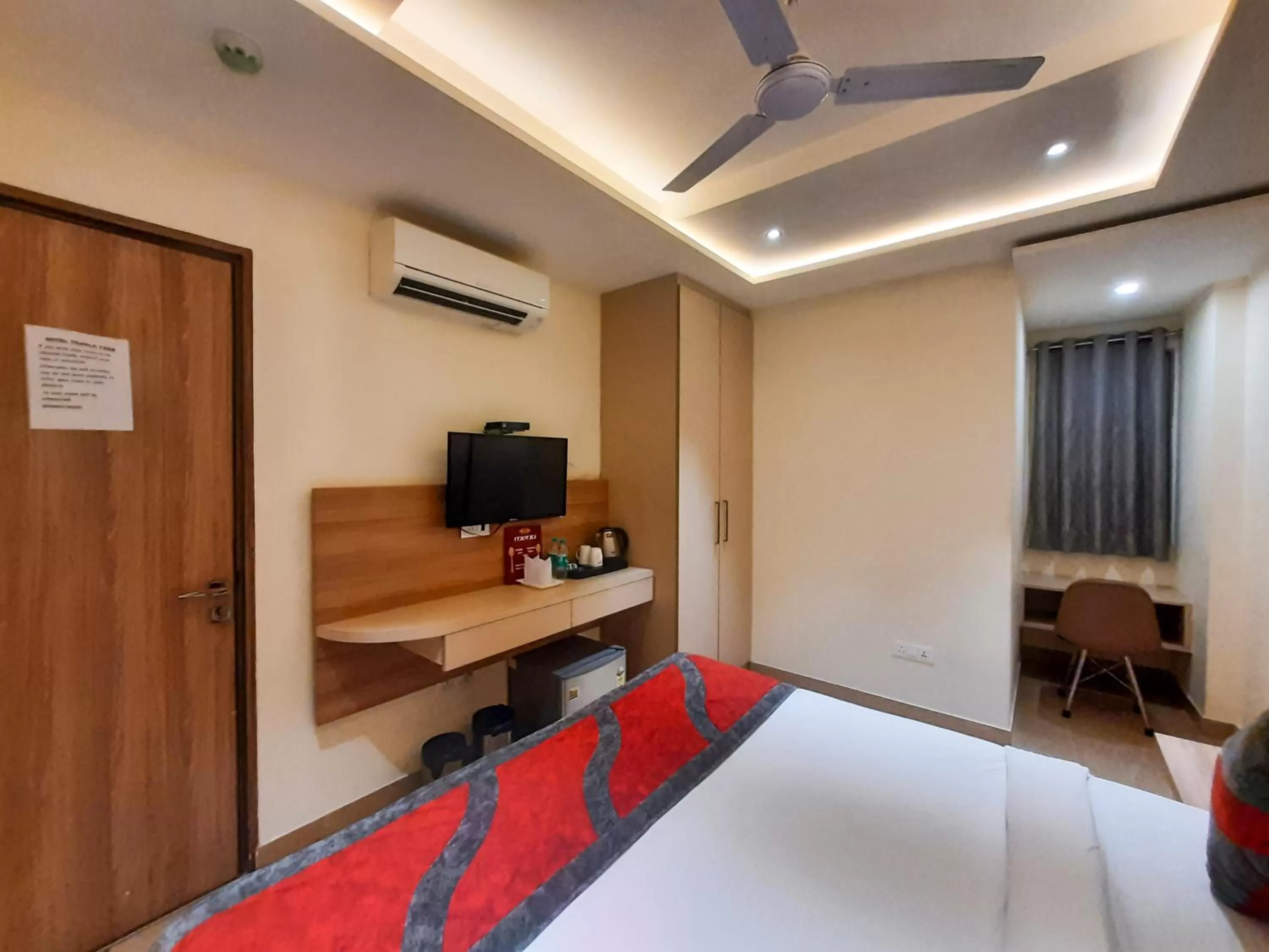 Bedroom, Bed in Hotel Tripple Tree - Karol Bagh