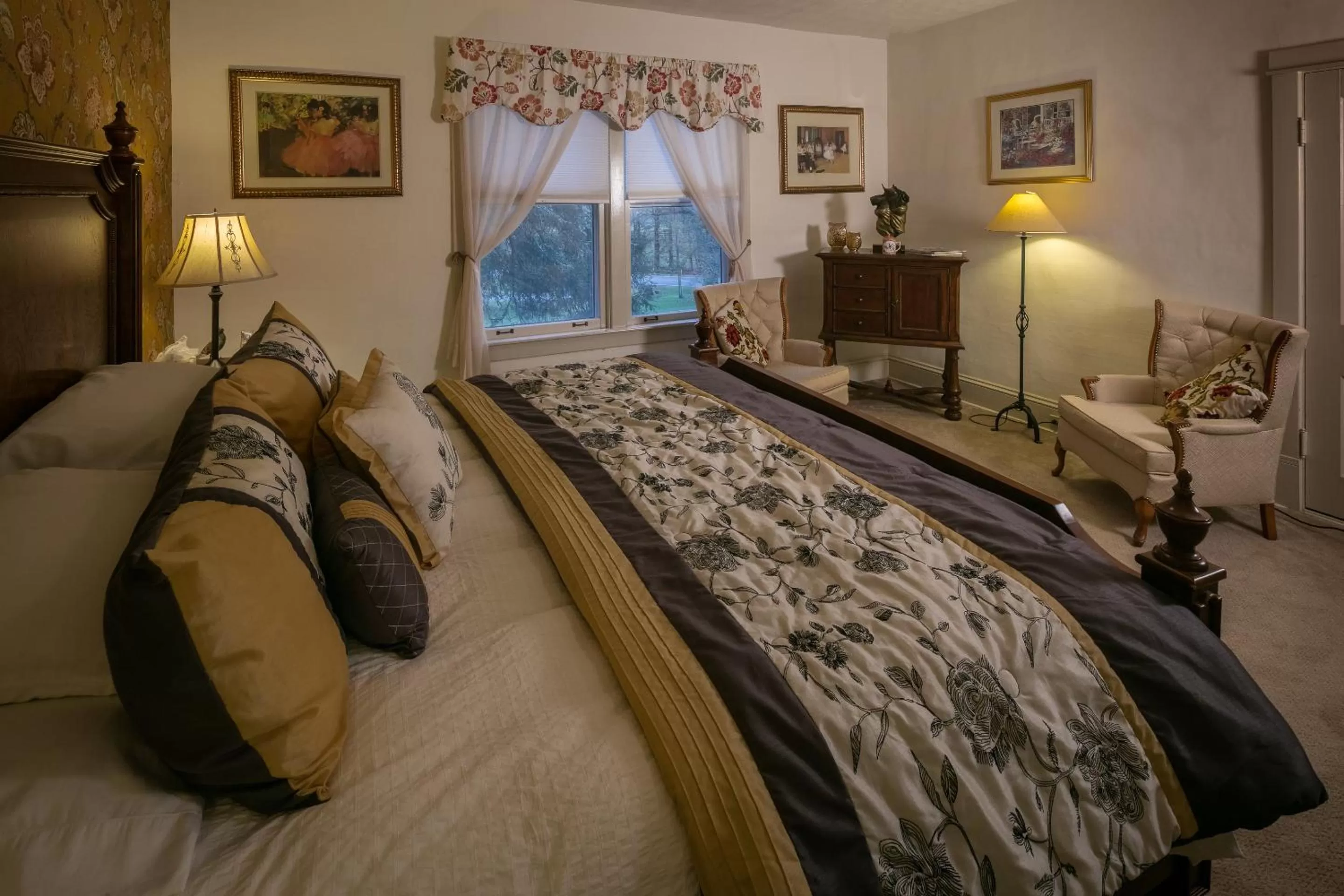 Bed in Taylor House Inn