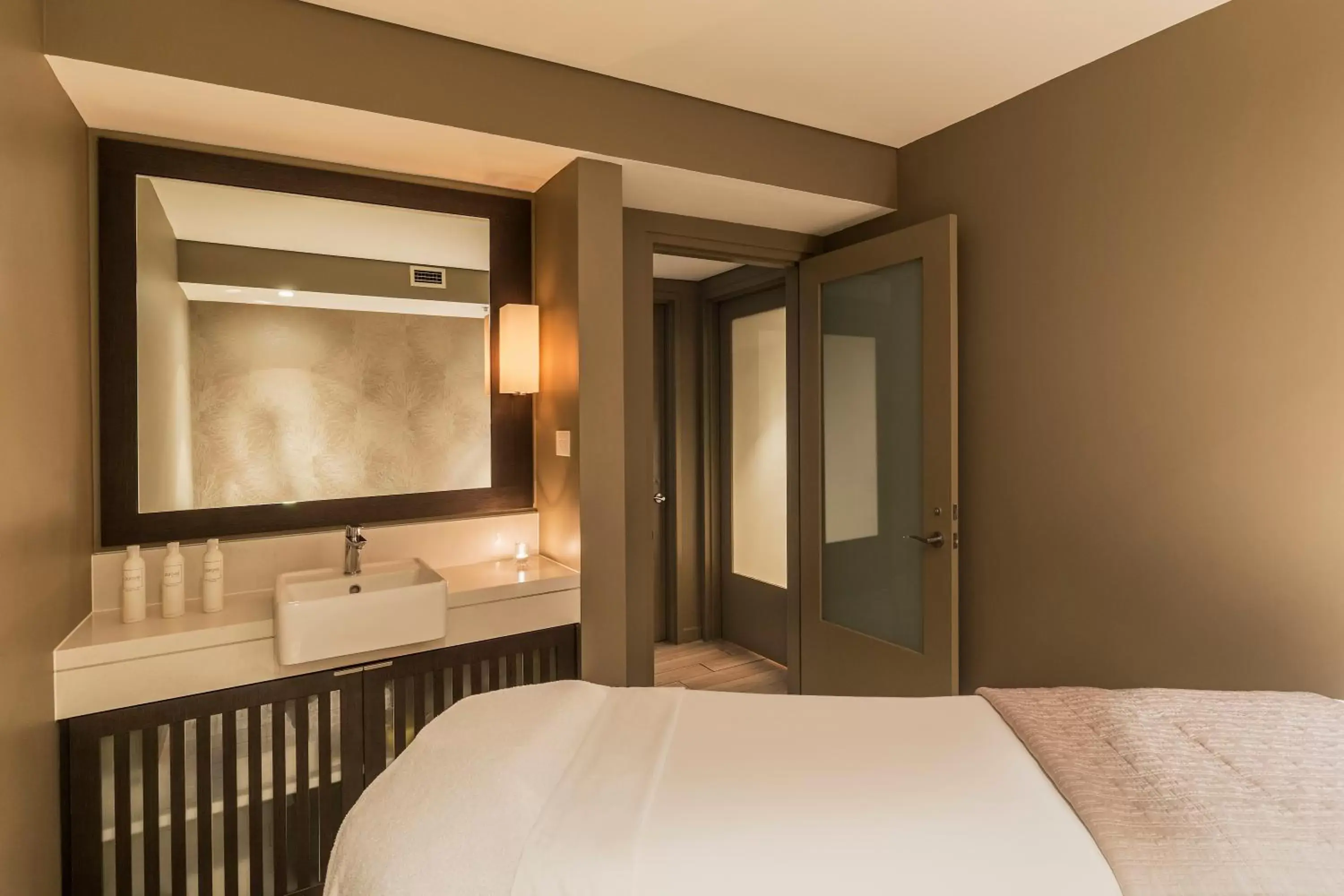 Massage, Bed in Swissotel Sydney