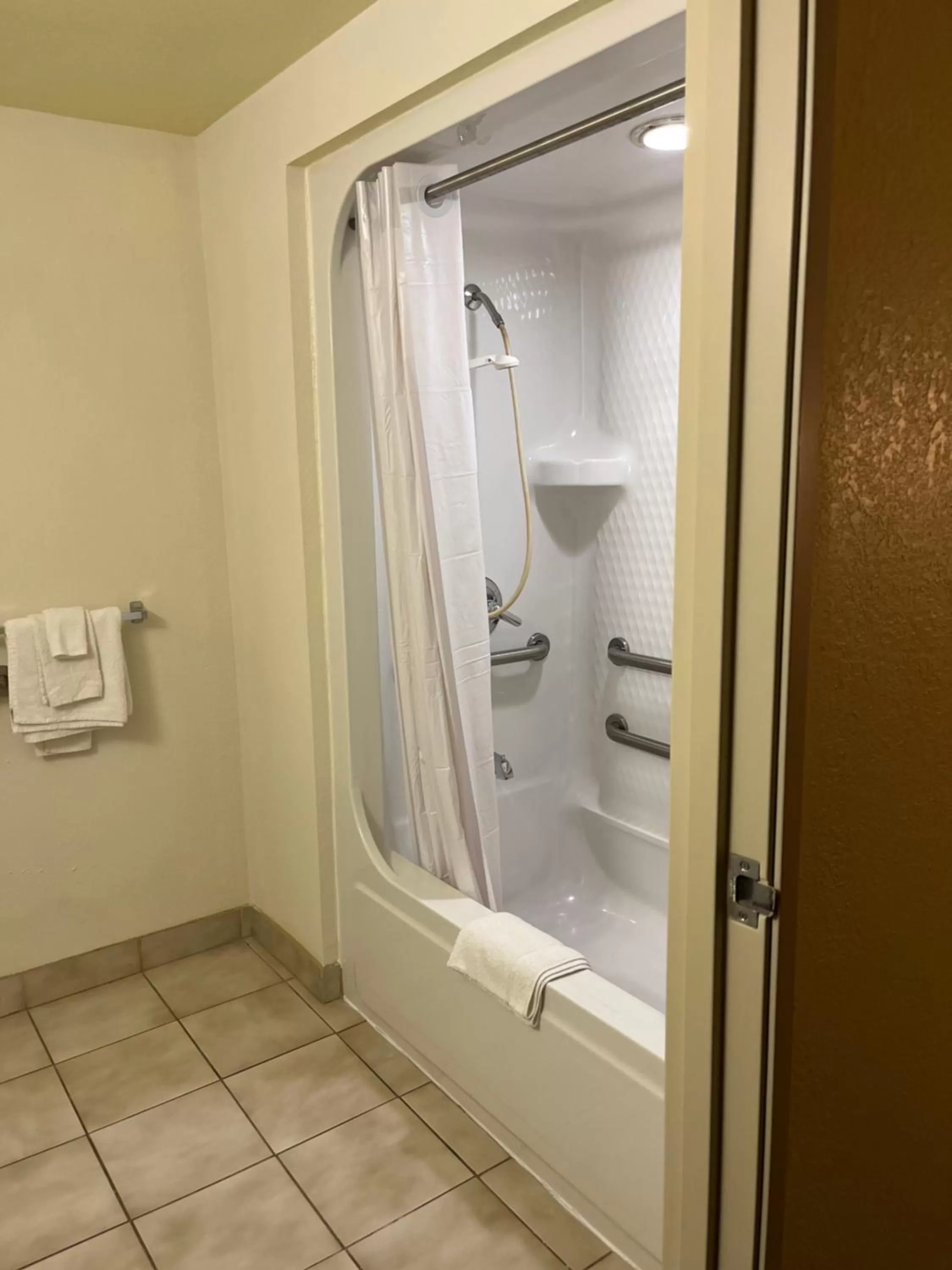 Bathroom in Howard Johnson by Wyndham Clarksville Tennessee