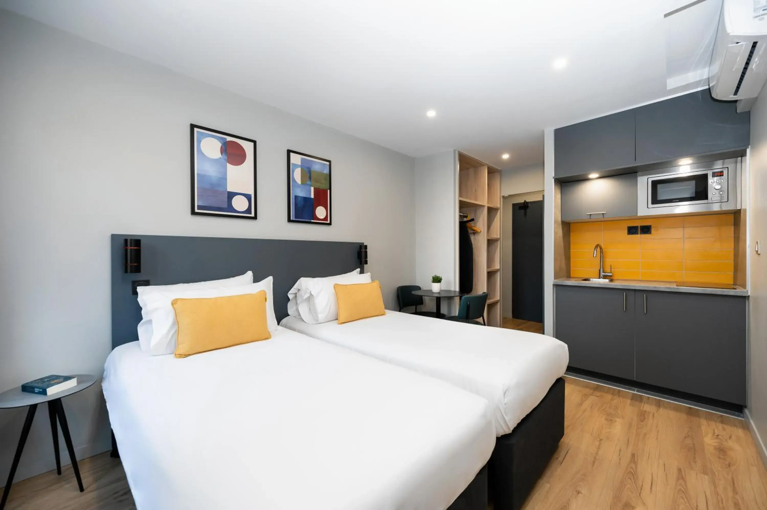 Kitchen or kitchenette, Bed in Staycity Aparthotels Gare de lEst