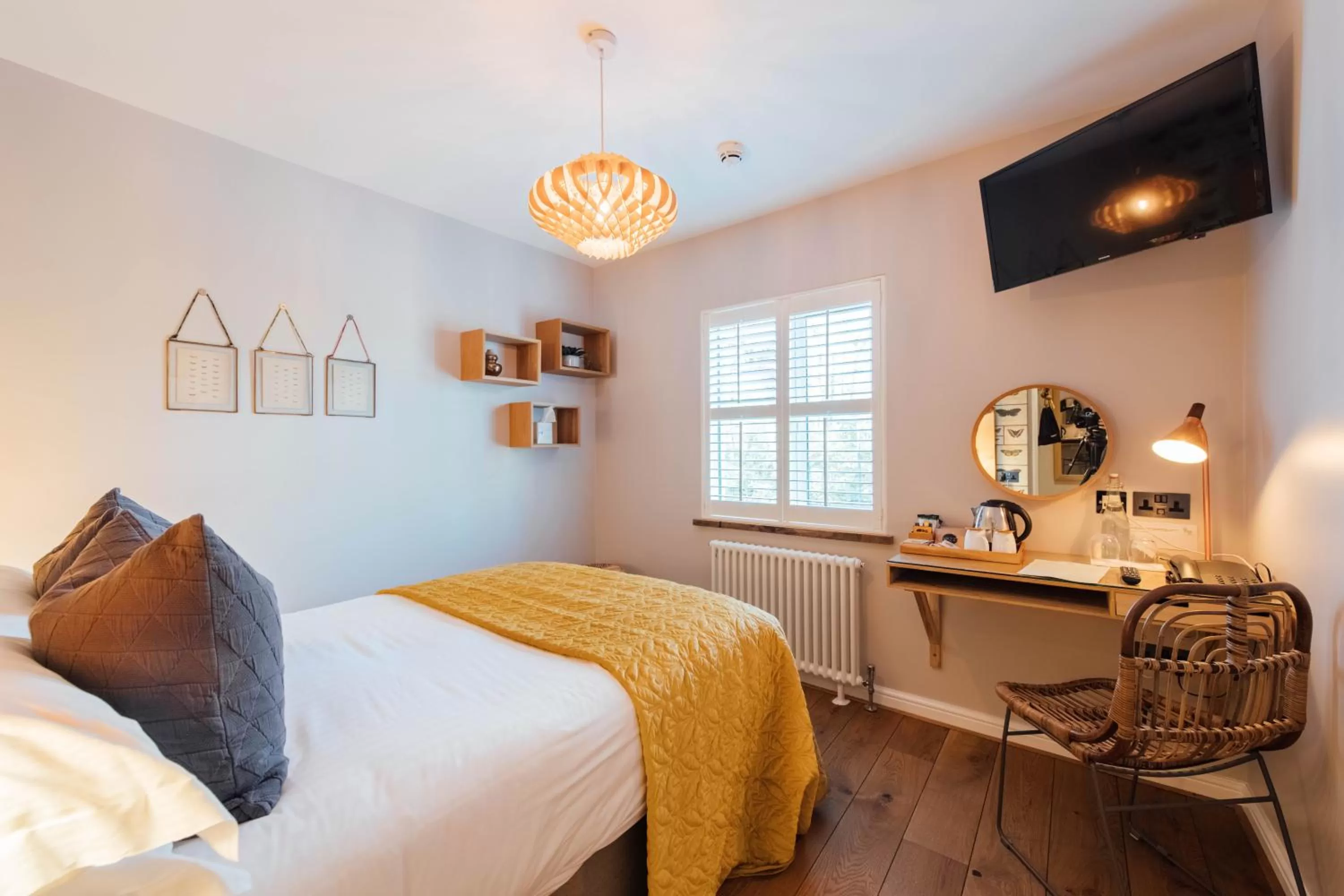 Bedroom, Bed in The Fox at Willian