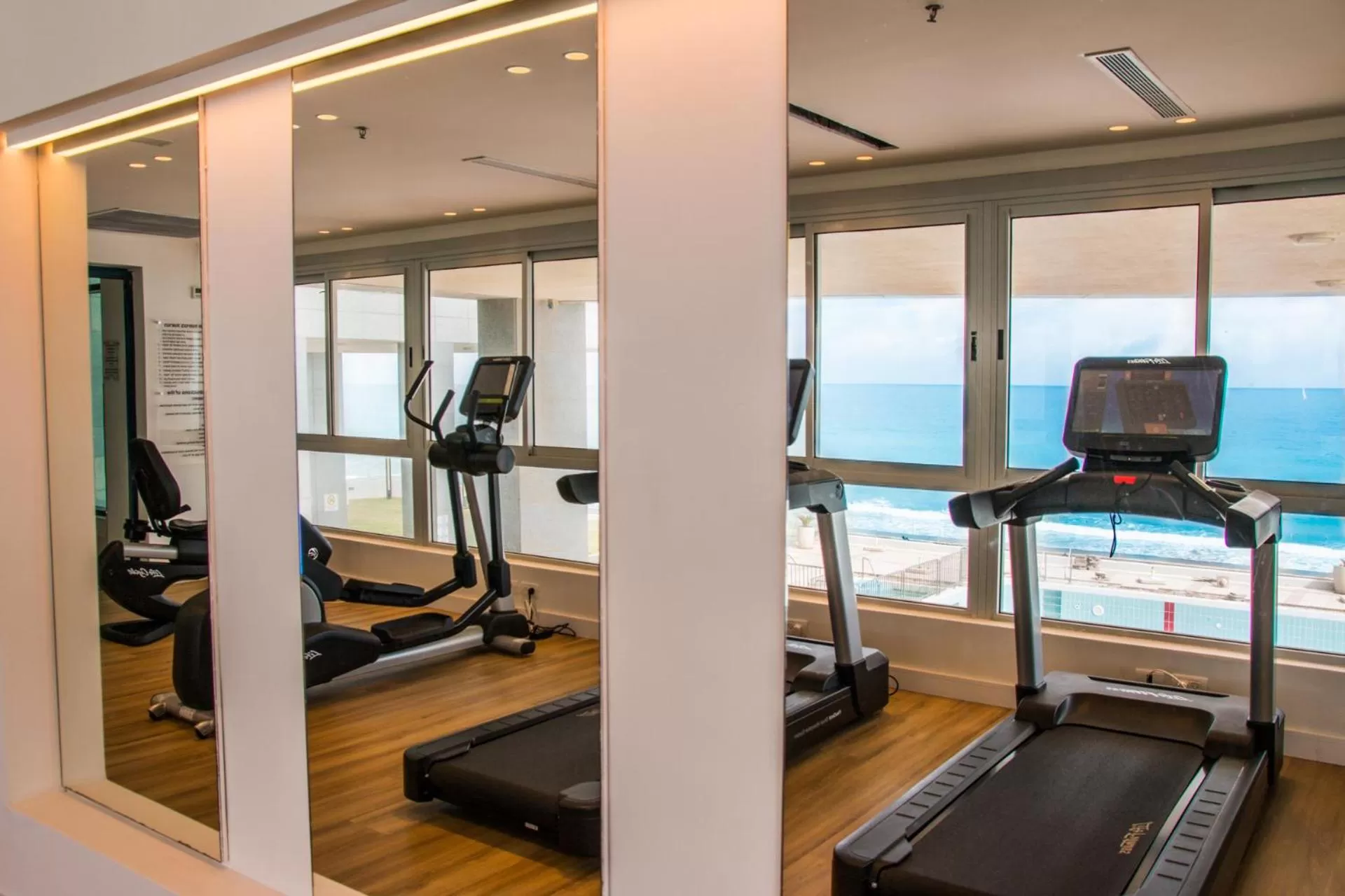 Fitness centre/facilities in Herbert Samuel Okeanos Suites Herzilya