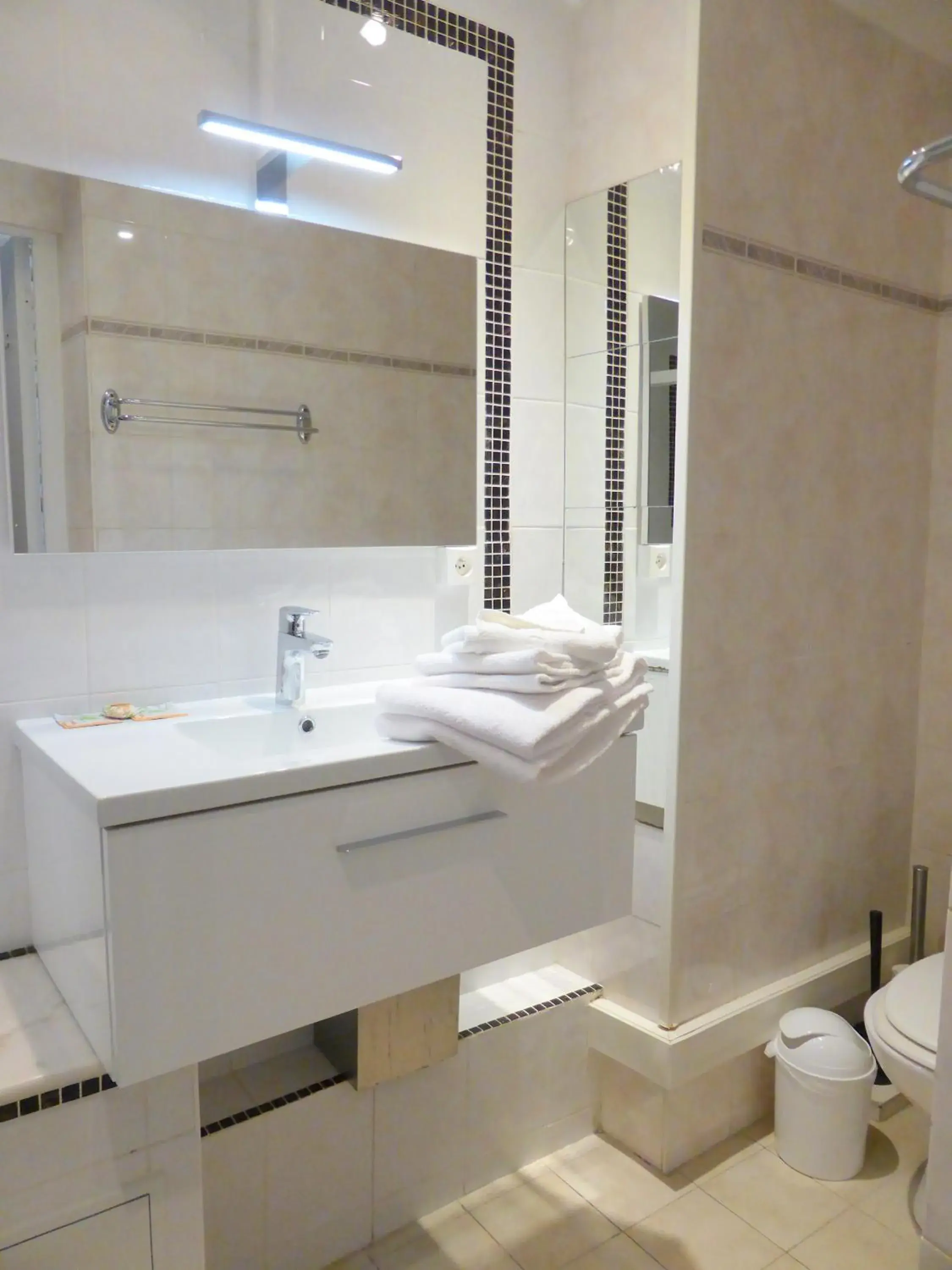 Toilet, Bathroom in Aparthotel AMMI Nice Massena - ex Ajoupa