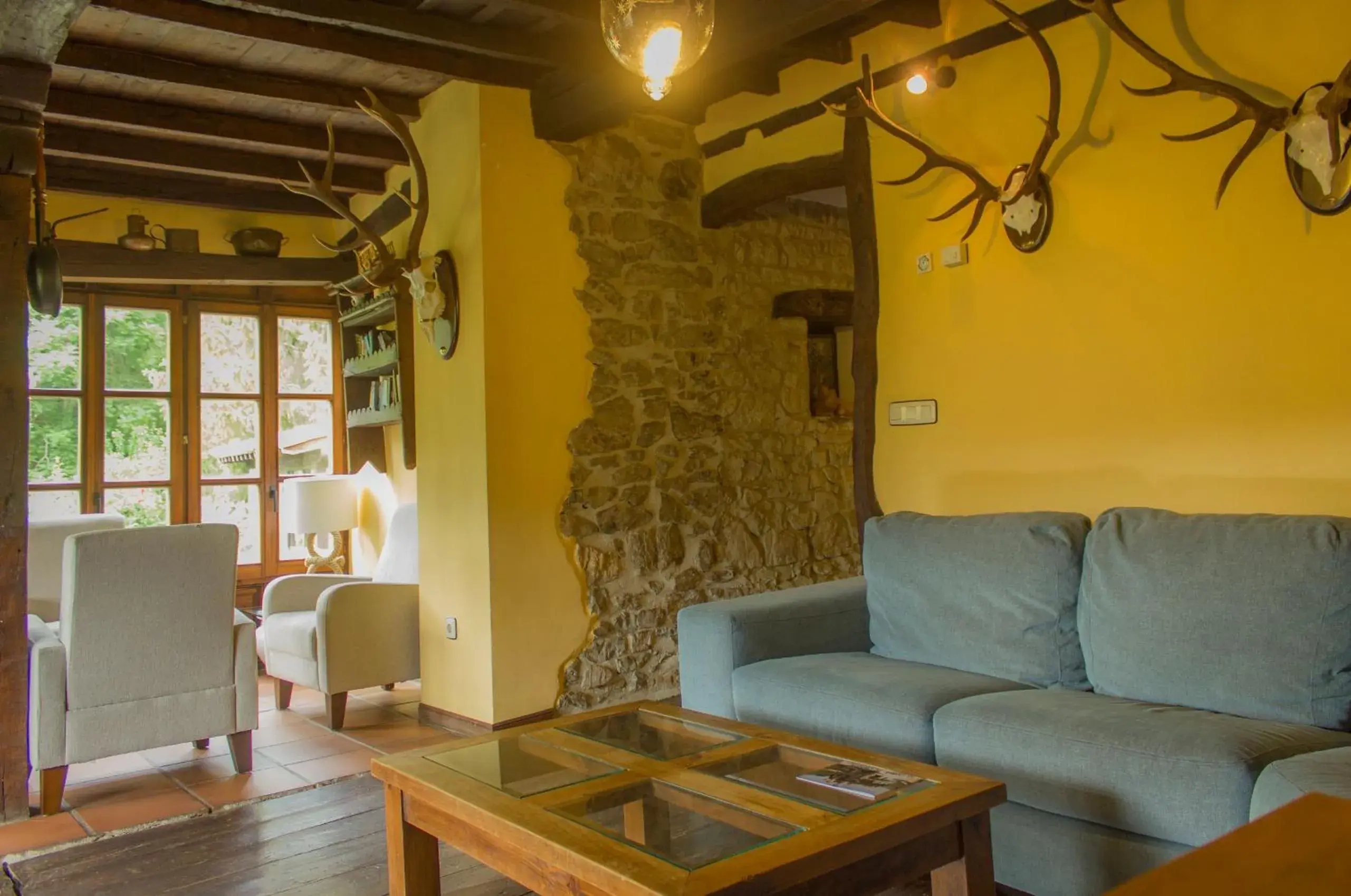 Living room, Seating Area in Viviendas Rurales El Covaju