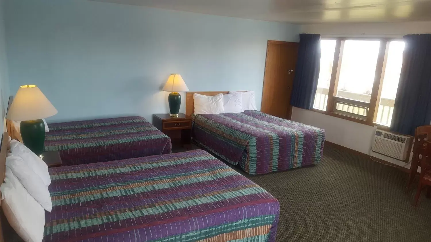 Photo of the whole room, Bed in Motel Oasis