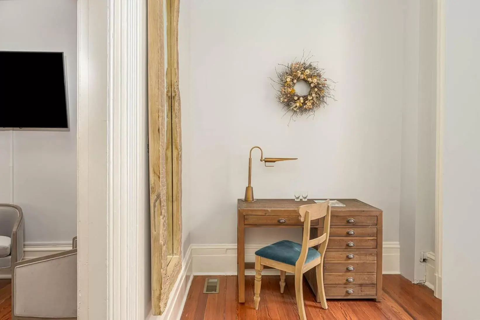 Seating area, TV/Entertainment Center in Bellwether House